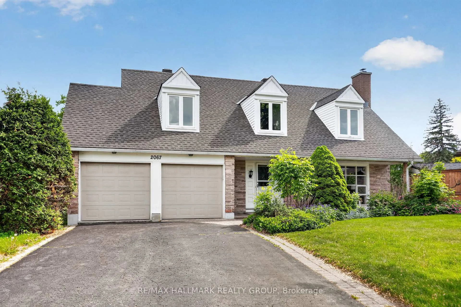 Front of 2067 Woodglen Crescent