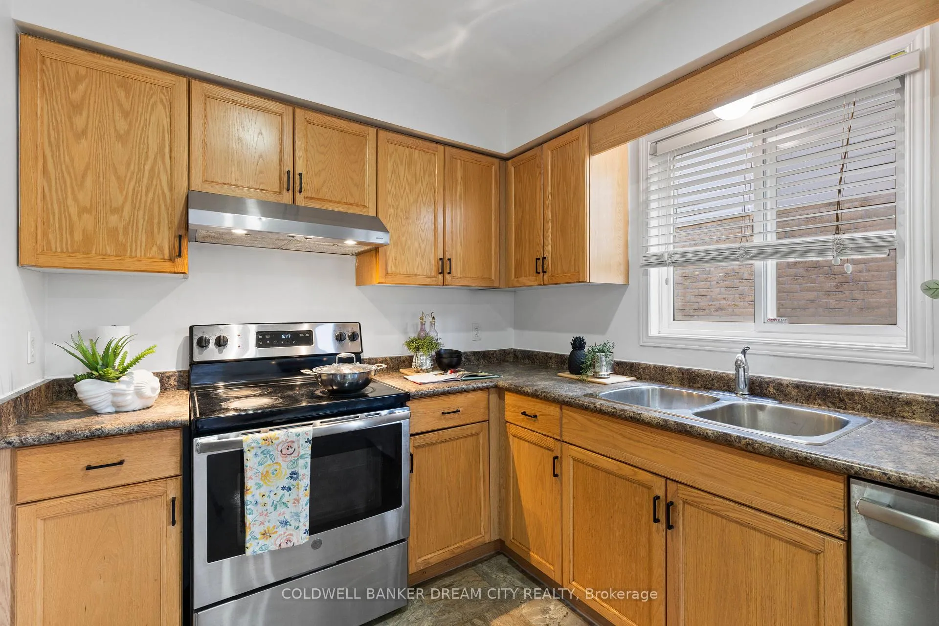 Photo 17 of 534 Blackwater Place, London, North C — HOMEH