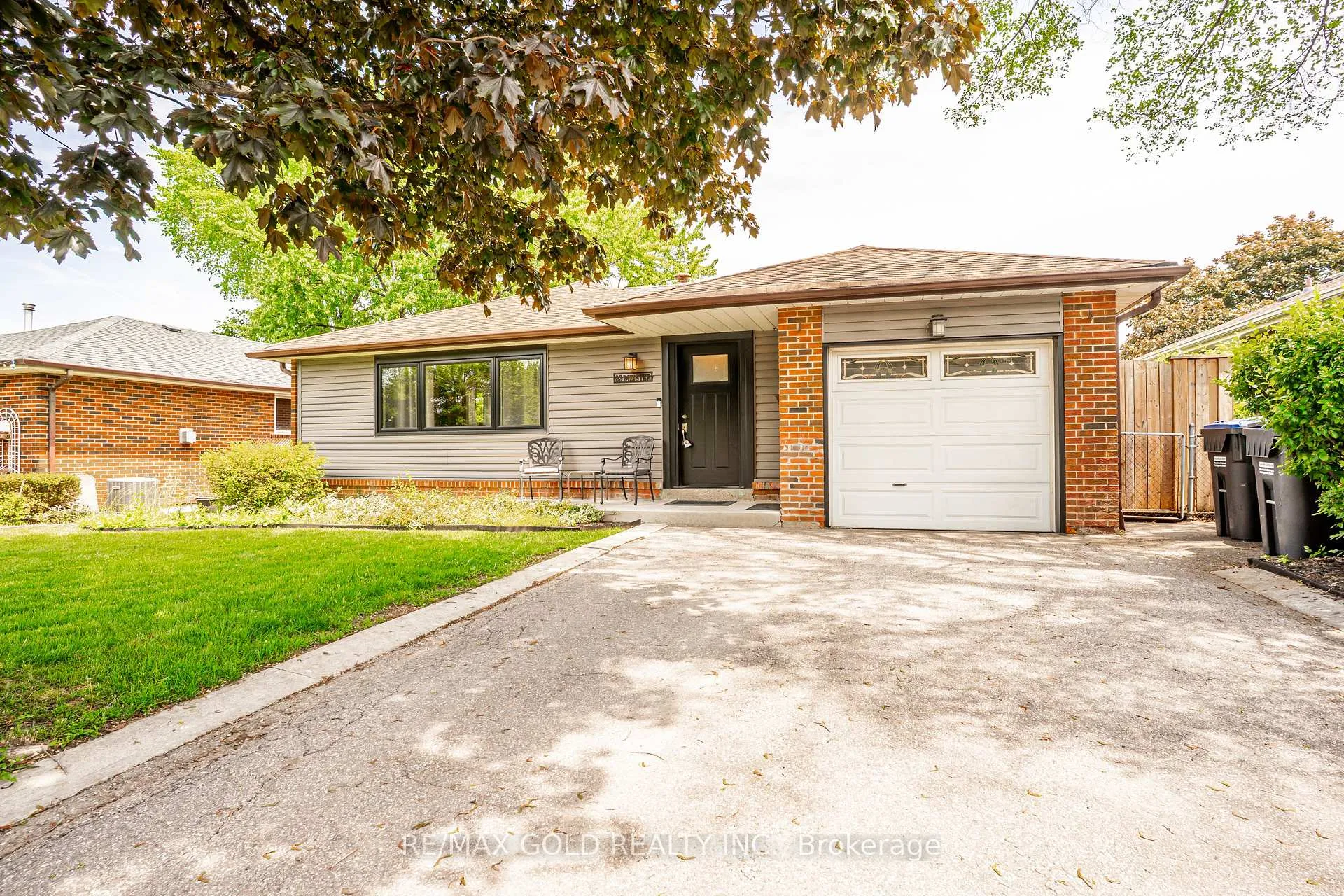 Photo 3 of 23 Dunster Crescent, Brampton, Southgate — HOMEH