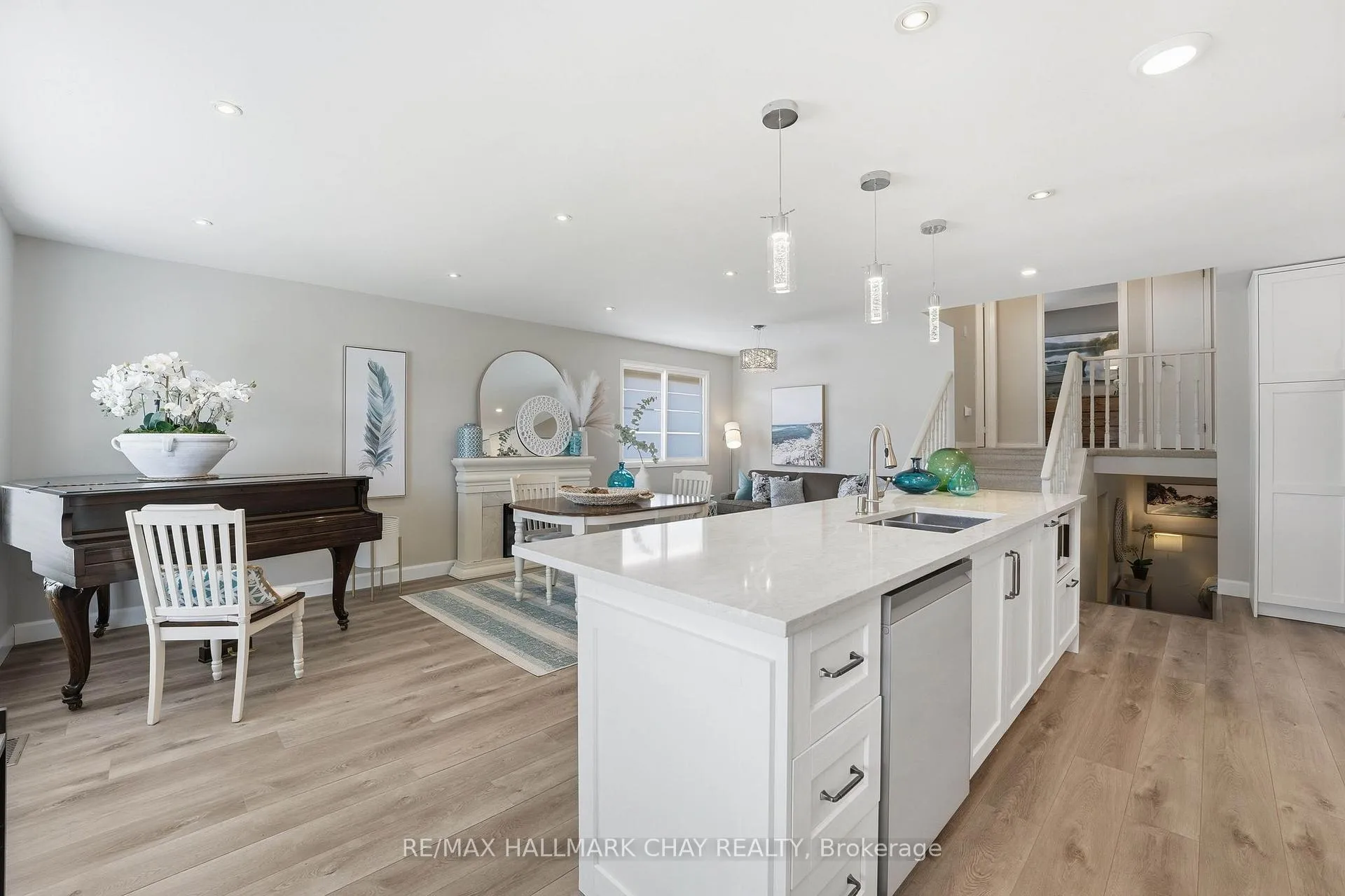 Photo 5 of 23 Gosney Crescent, Barrie, Painswick North — HOMEH