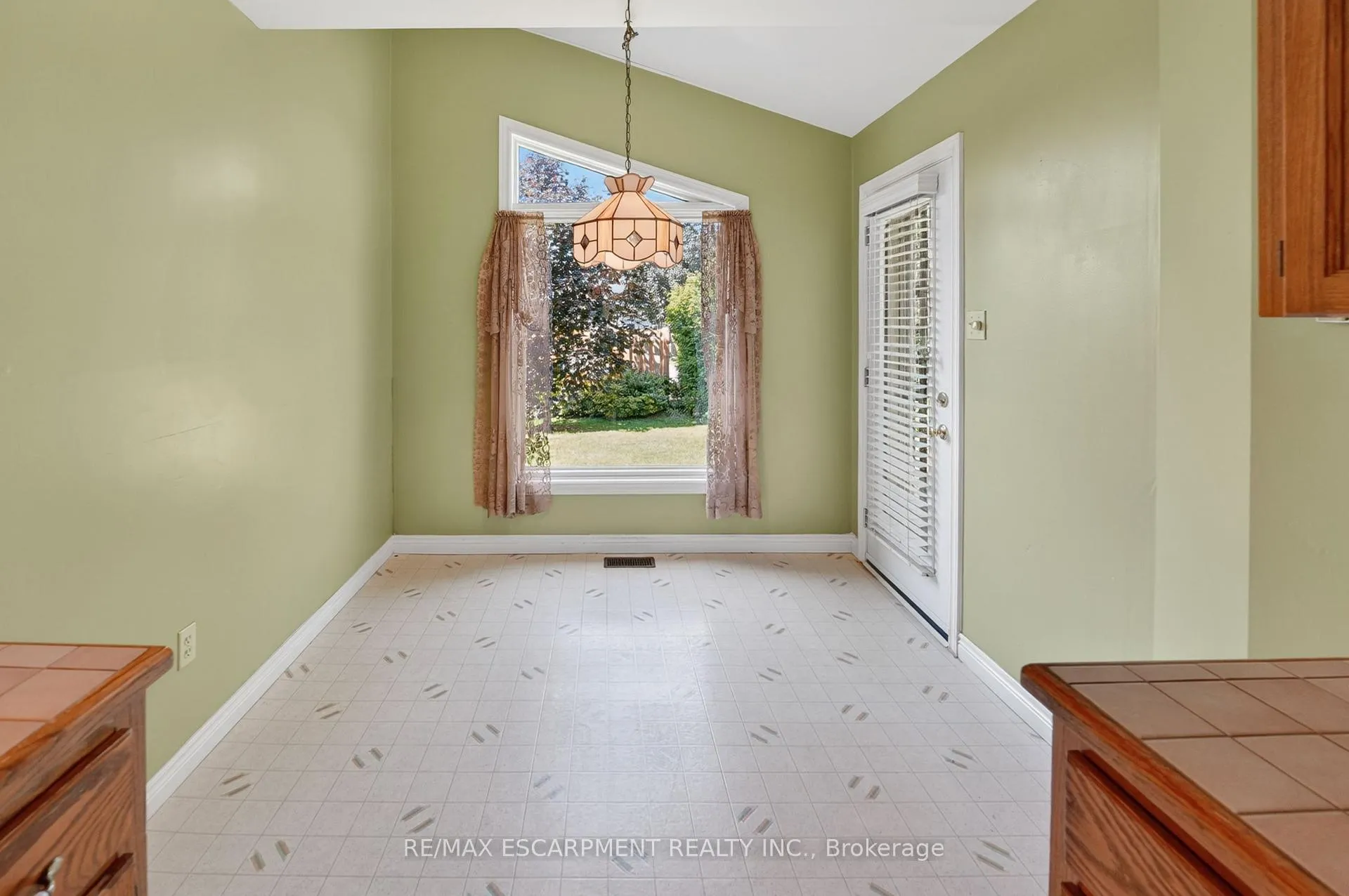 Photo 8 of Unit 2, 9 Wentworth Drive, Grimsby, Grimsby East — HOMEH