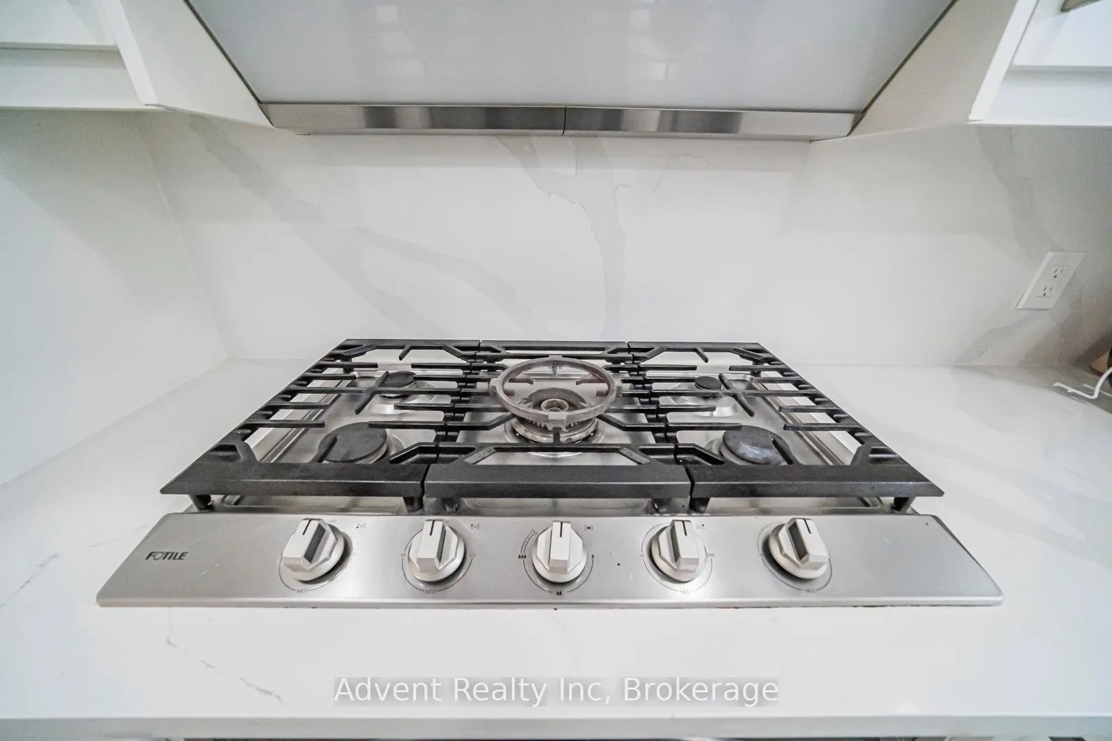 Photo 9 of 95 Pringle Avenue, Markham, Markham Village — HOMEH