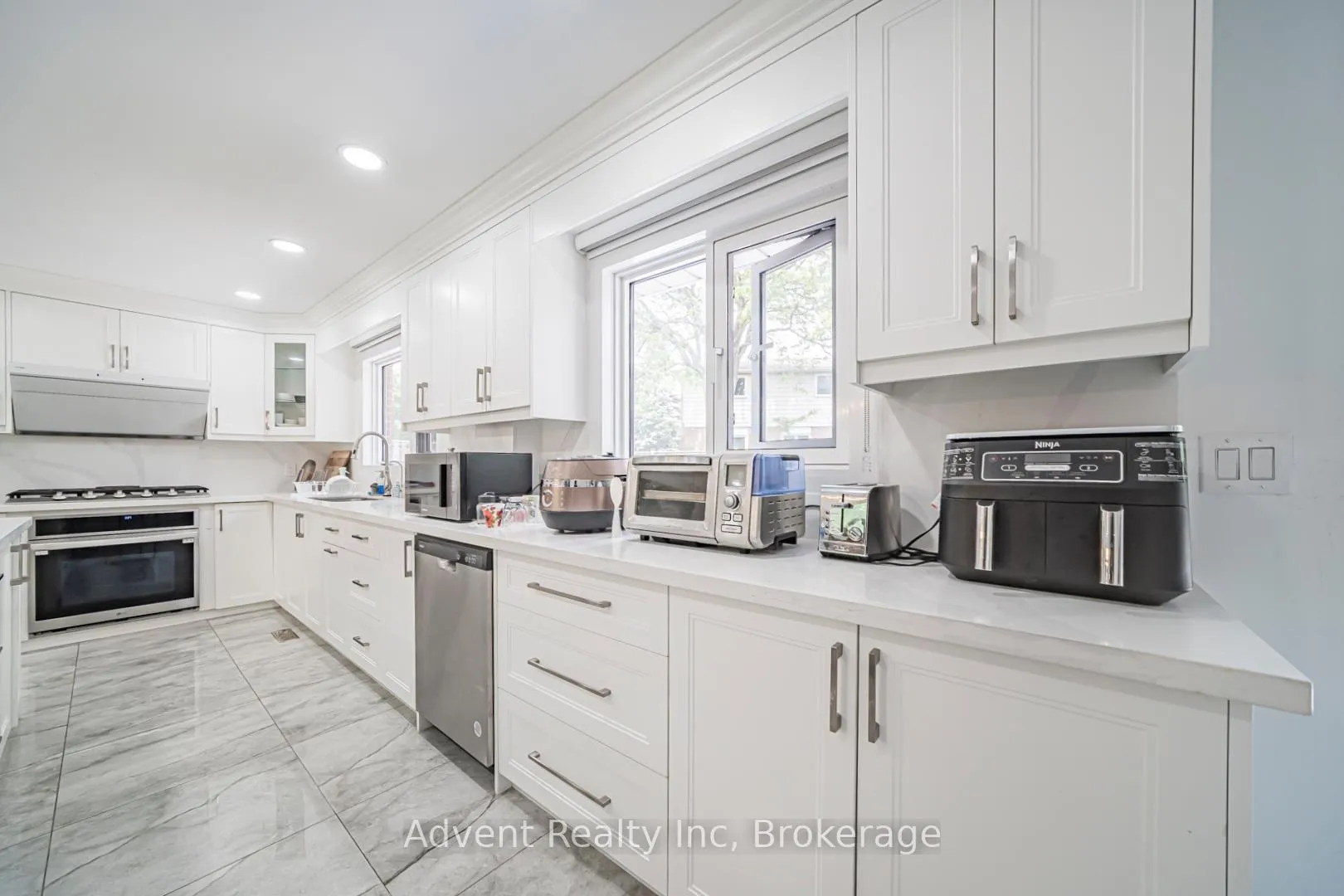 Photo 11 of 95 Pringle Avenue, Markham, Markham Village — HOMEH
