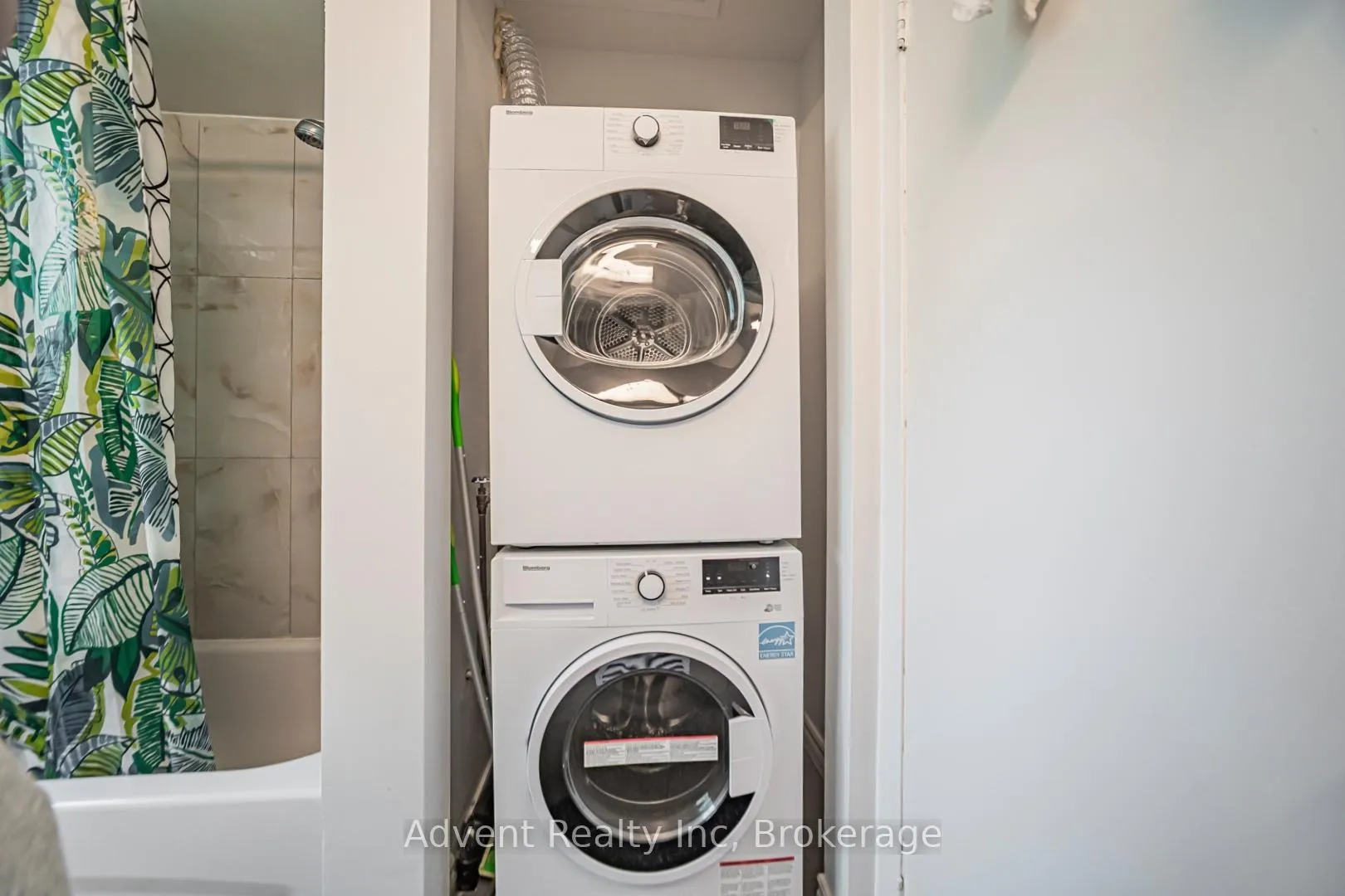 Photo 37 of 95 Pringle Avenue, Markham, Markham Village — HOMEH
