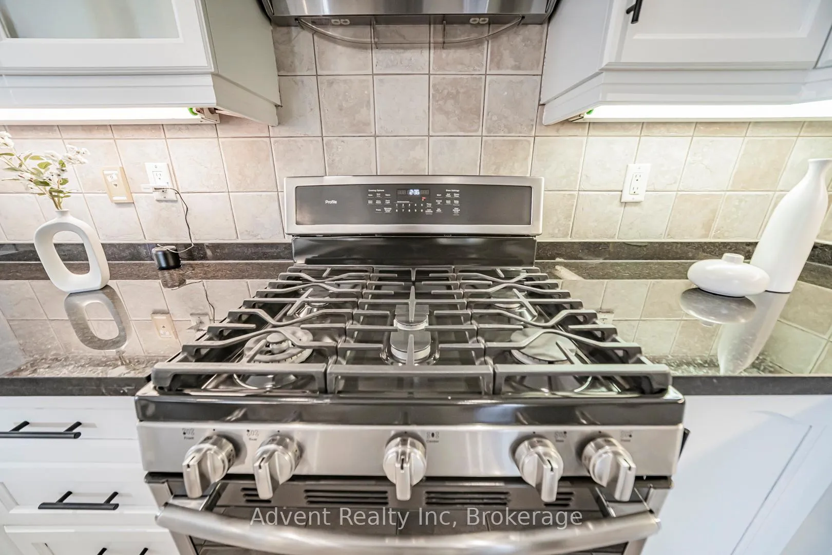 Photo 12 of 2 Albert Baily Way, Markham, Buttonville — HOMEH