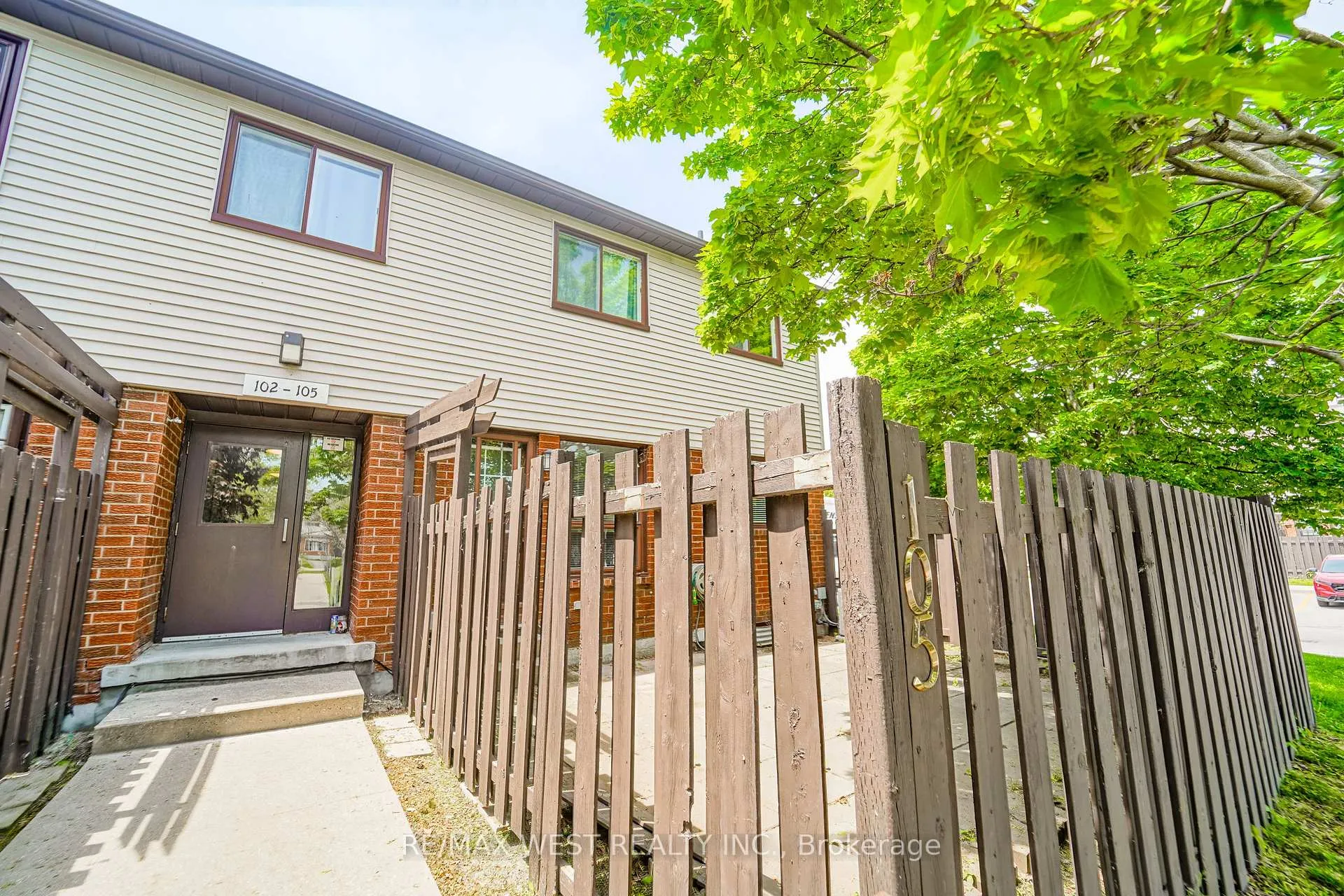 Front of Unit 105, 960 Glen Street