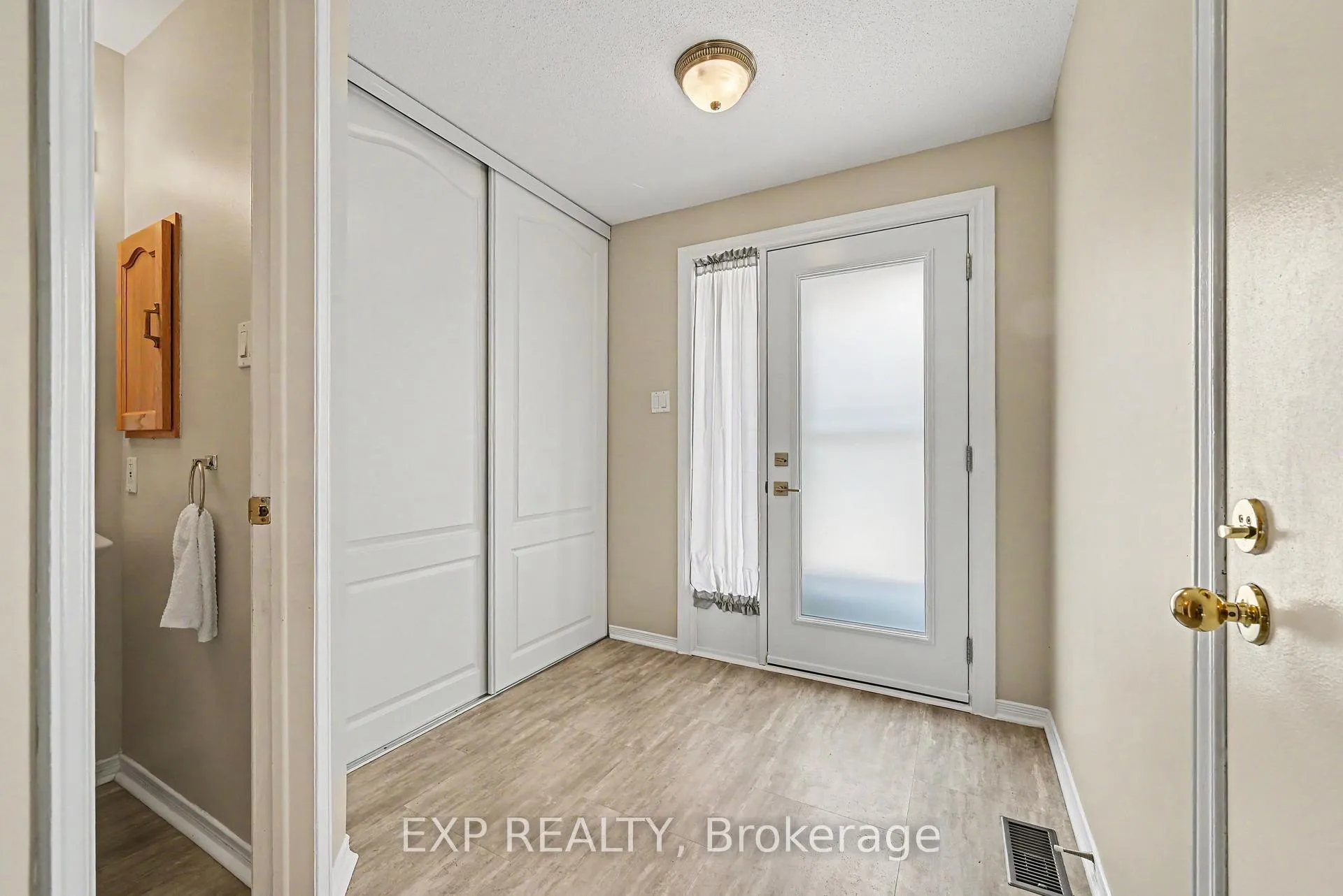 Photo 3 of 1859 Summerfields Crescent, Ottawa, Chapel Hill — HOMEH