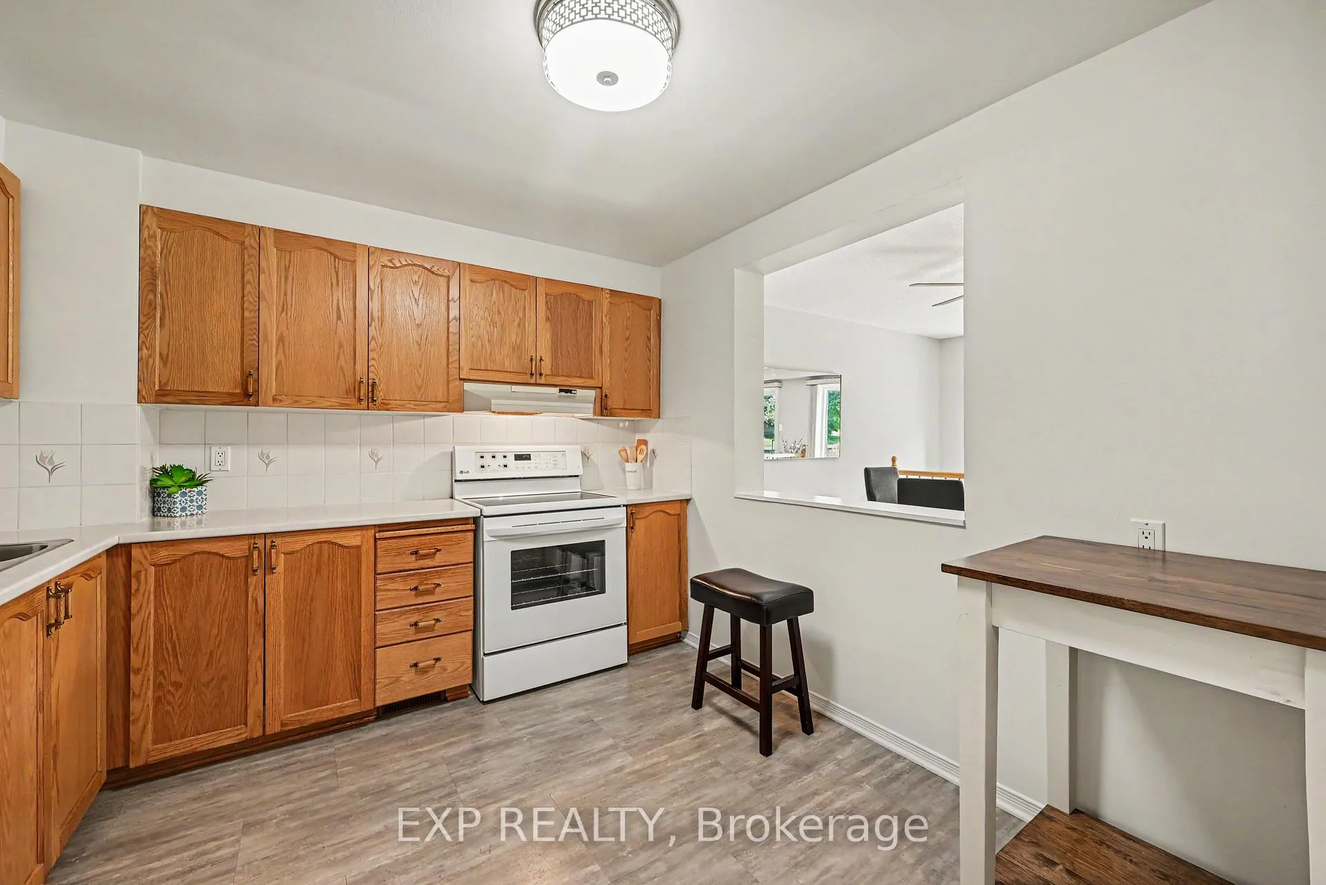 Photo 8 of 1859 Summerfields Crescent, Ottawa, Chapel Hill — HOMEH