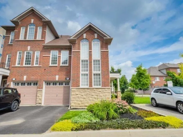 Photo 2 of 9 Sand Wedge Lane, Brampton, Downtown Brampton — HOMEH