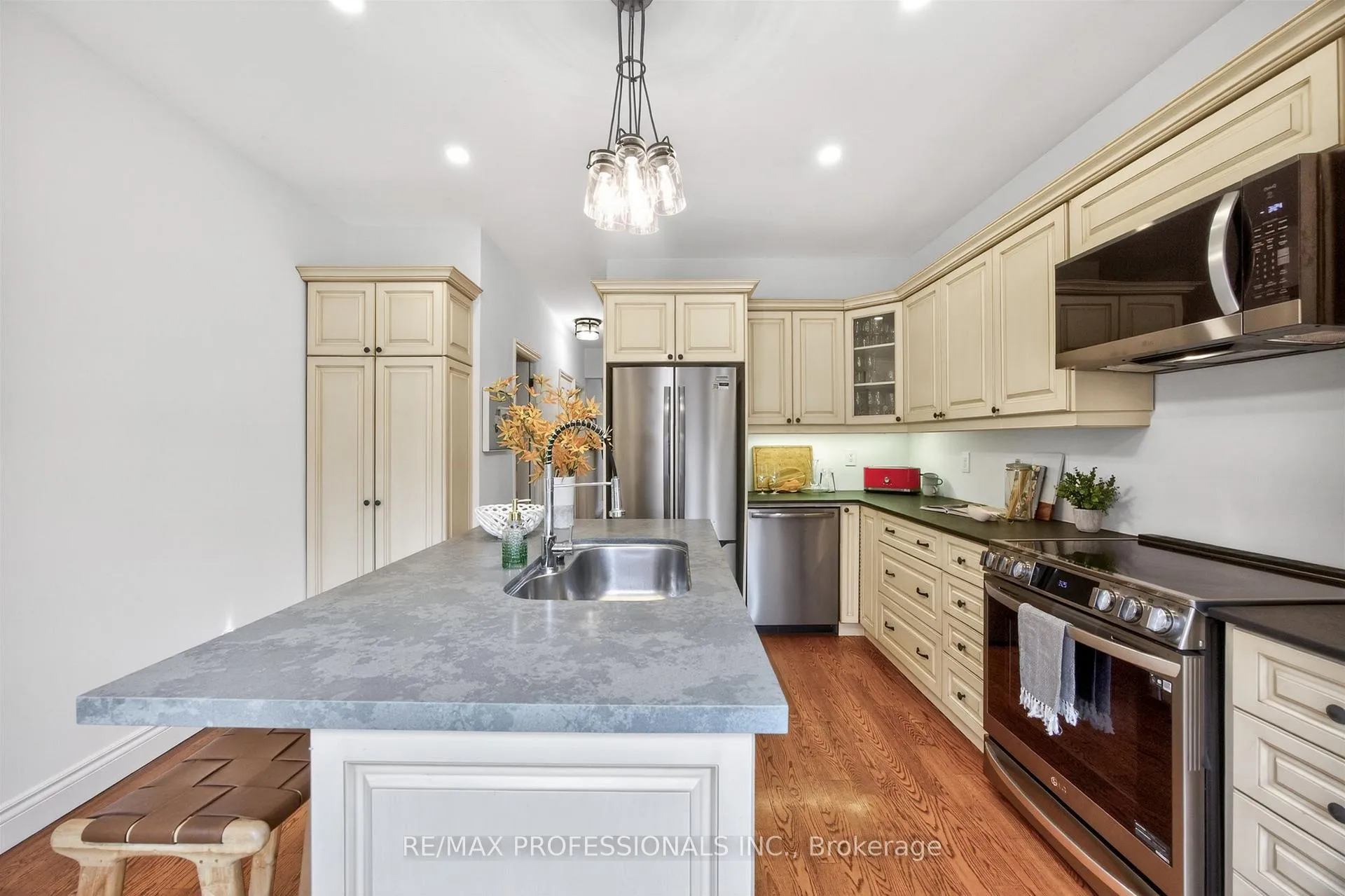 Photo 16 of 12 1/2 Melbourne Avenue, Toronto, South Parkdale — HOMEH