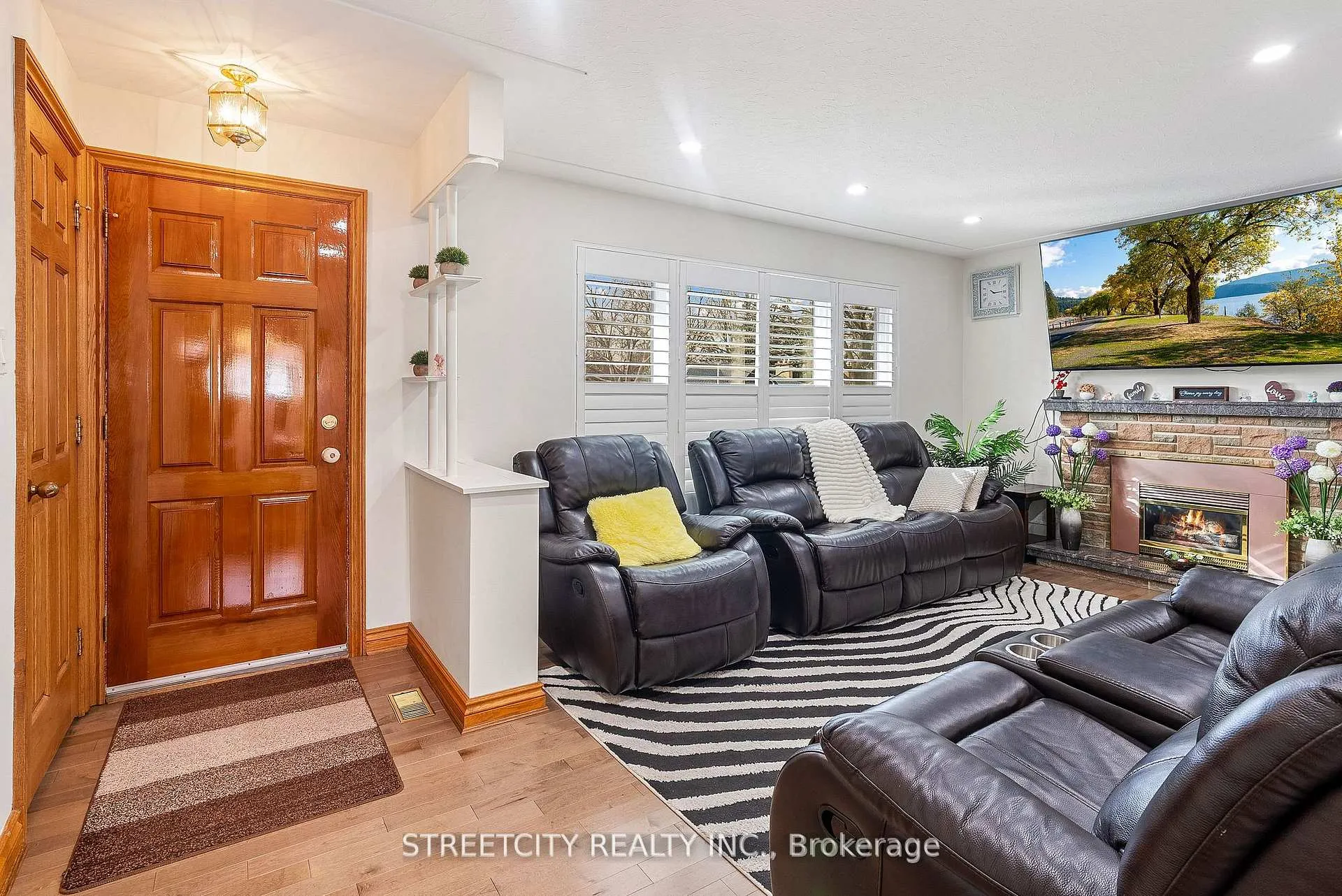 Photo 4 of 306 Burlington Crescent, London, South J — HOMEH