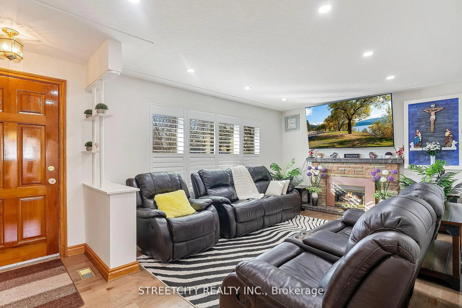 Photo 5 of 306 Burlington Crescent, London, South J — HOMEH