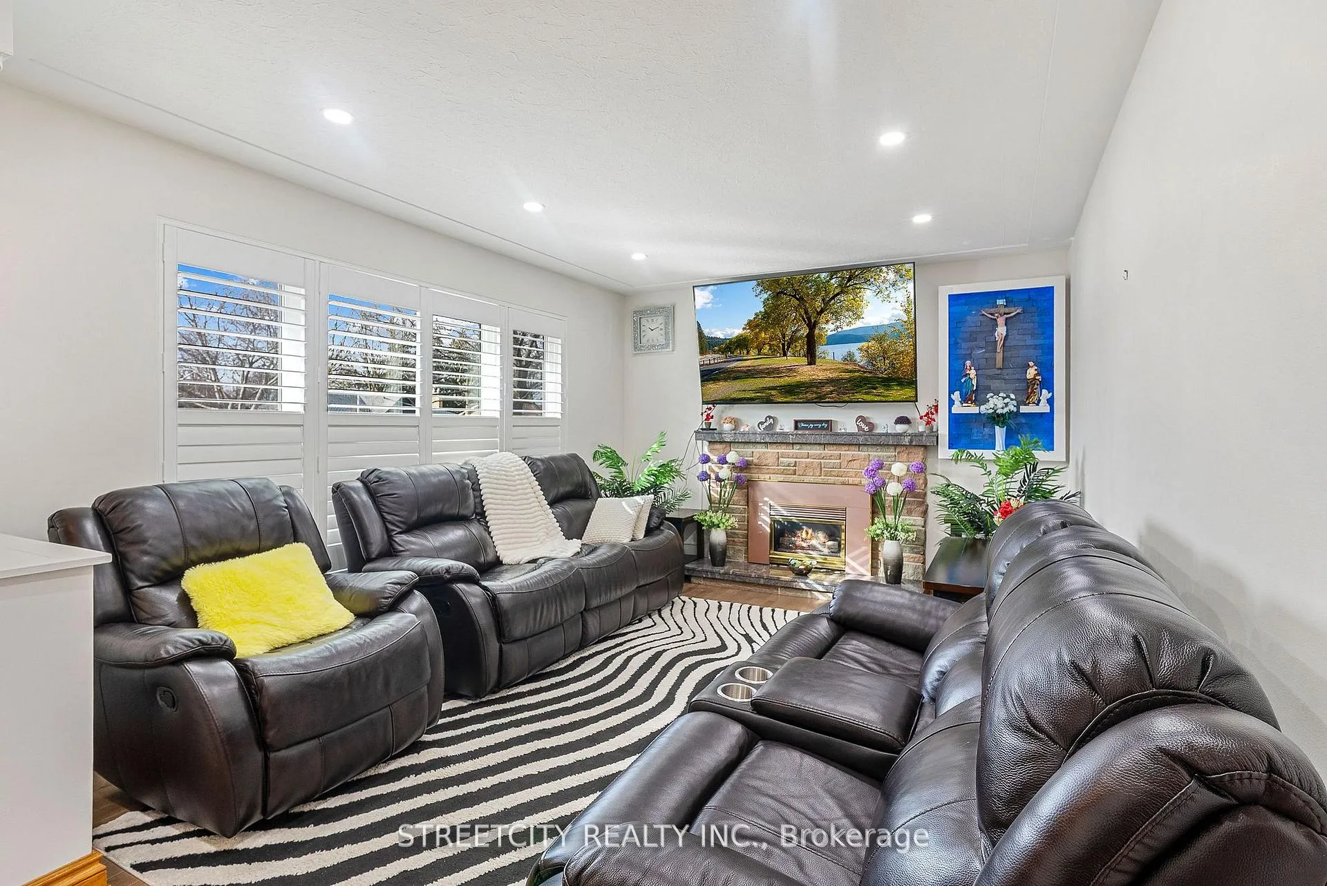 Photo 6 of 306 Burlington Crescent, London, South J — HOMEH