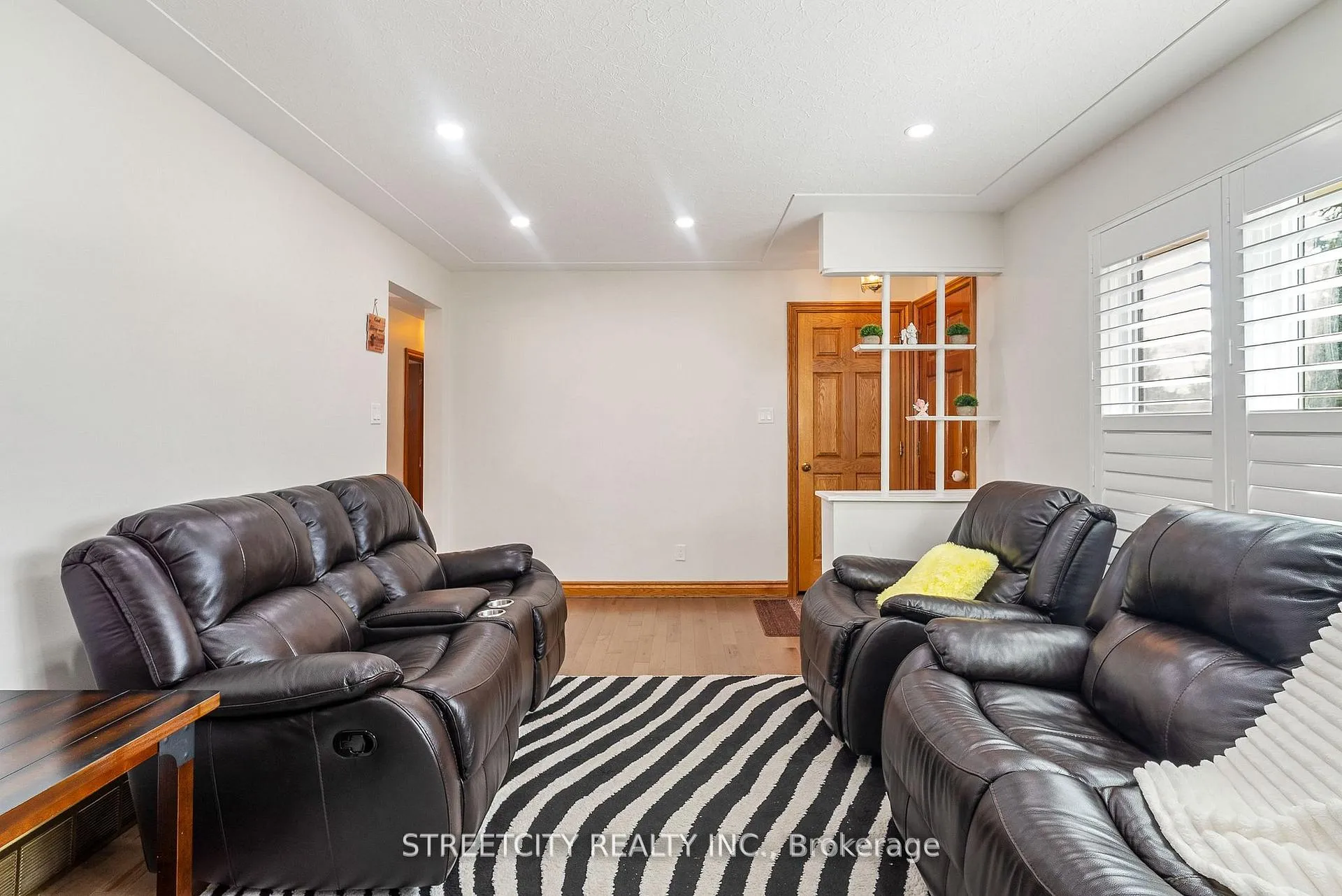 Photo 7 of 306 Burlington Crescent, London, South J — HOMEH