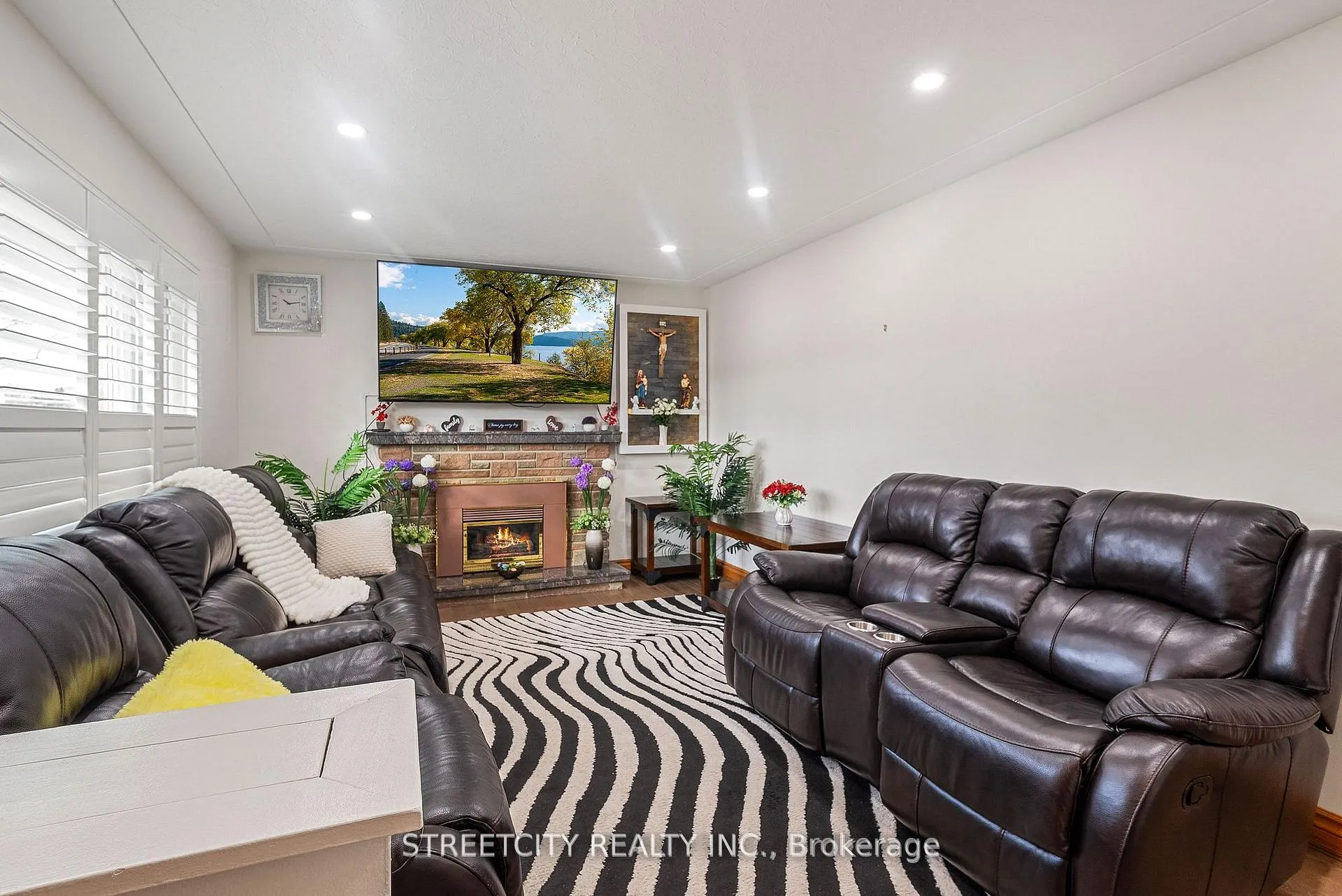 Photo 8 of 306 Burlington Crescent, London, South J — HOMEH