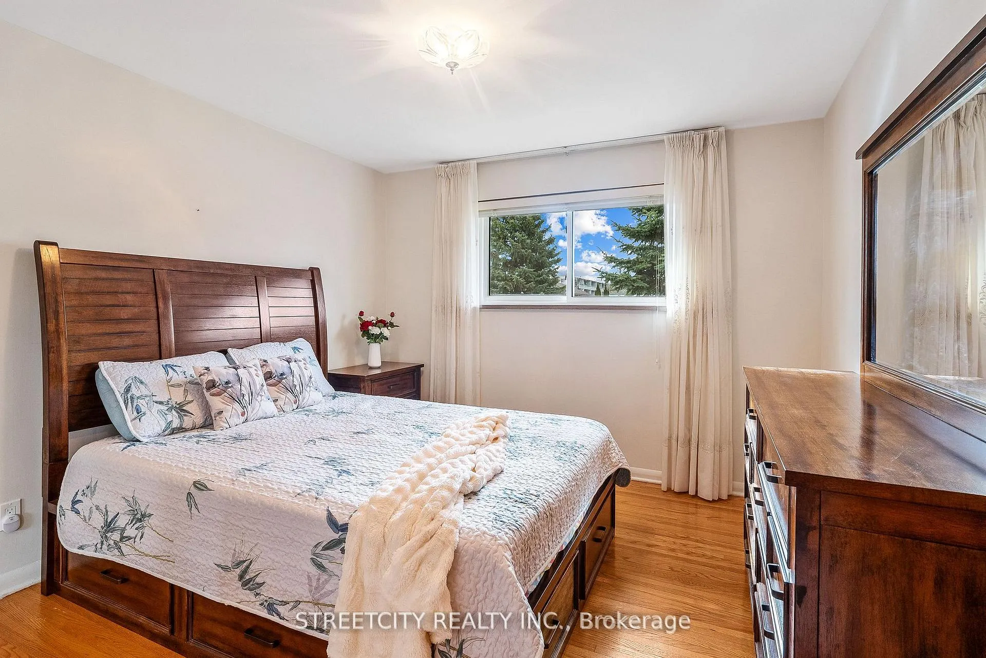 Photo 10 of 306 Burlington Crescent, London, South J — HOMEH