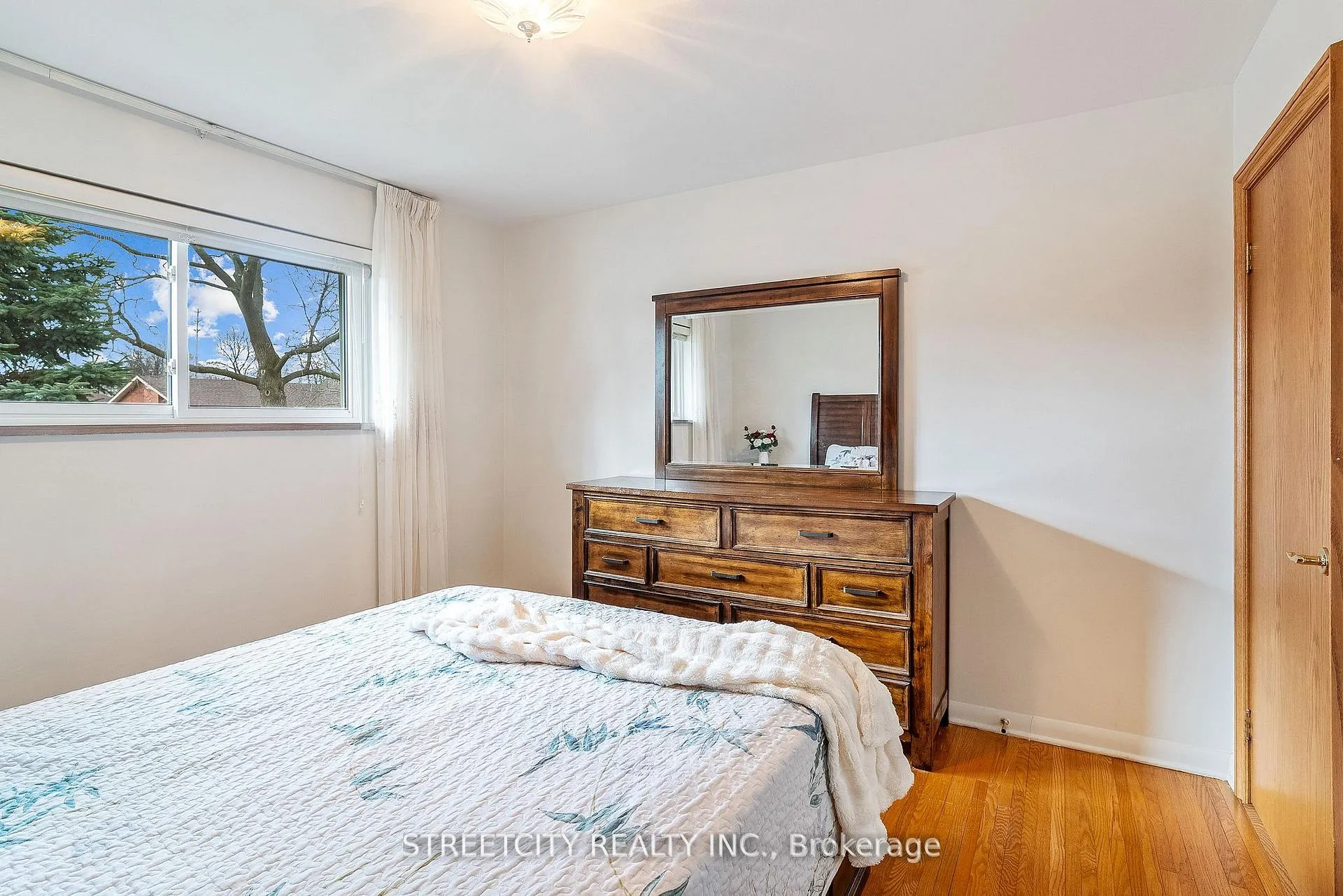 Photo 11 of 306 Burlington Crescent, London, South J — HOMEH
