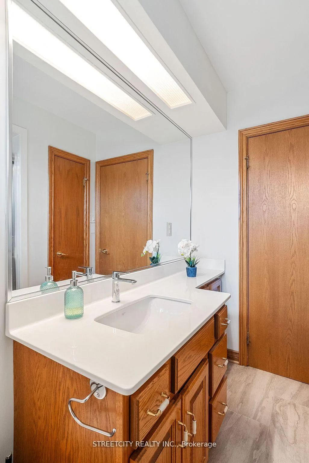 Photo 13 of 306 Burlington Crescent, London, South J — HOMEH