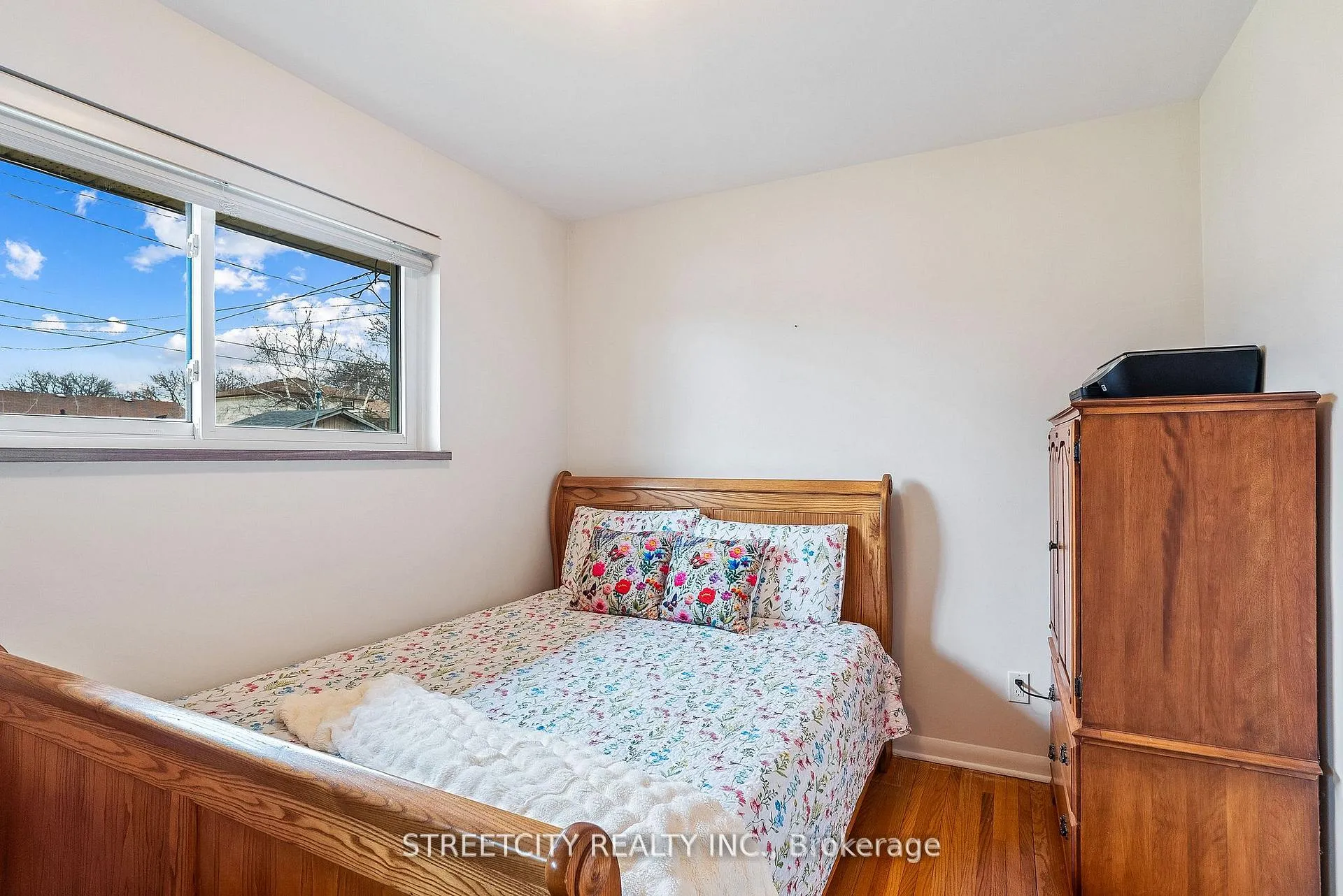 Photo 14 of 306 Burlington Crescent, London, South J — HOMEH