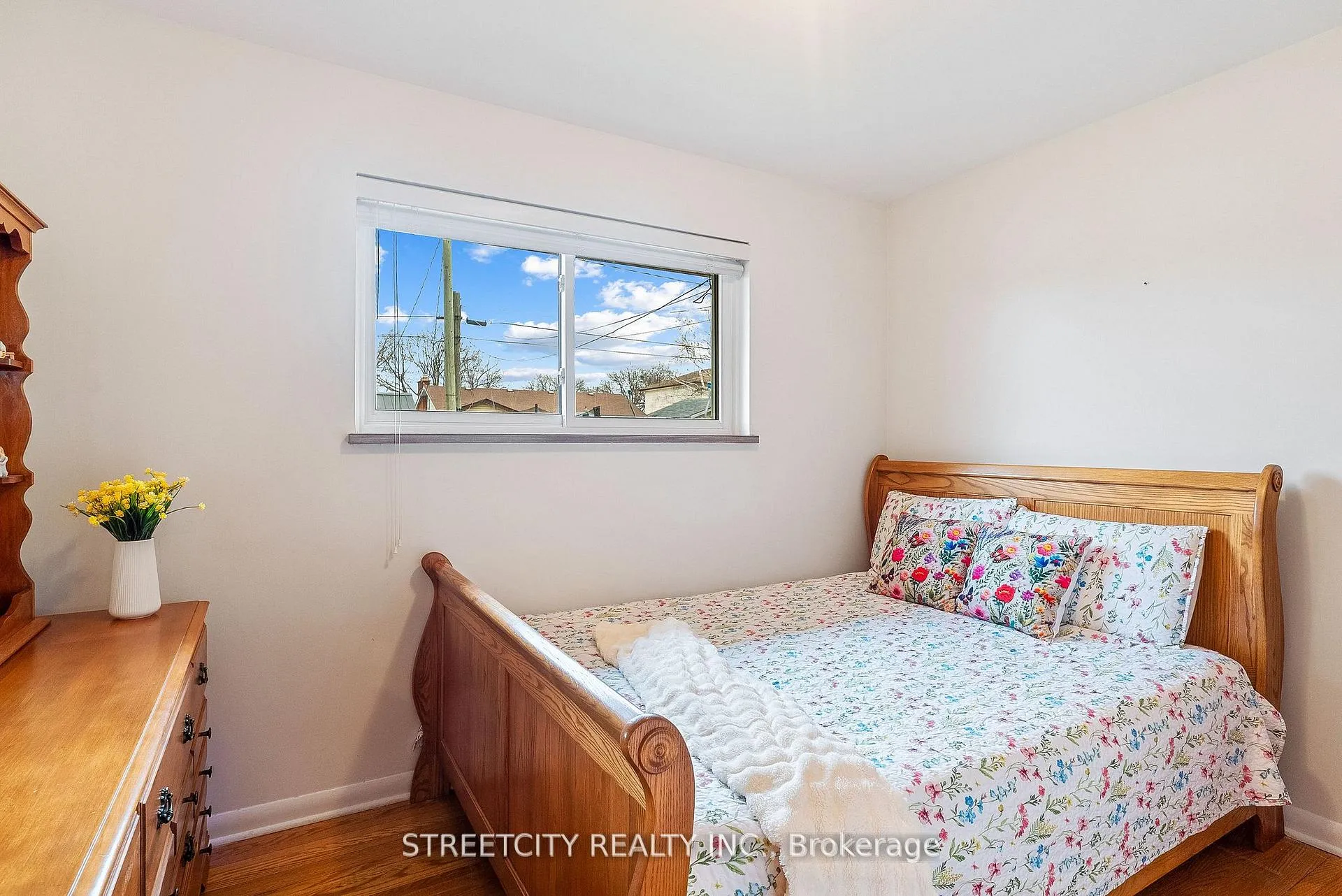 Photo 15 of 306 Burlington Crescent, London, South J — HOMEH