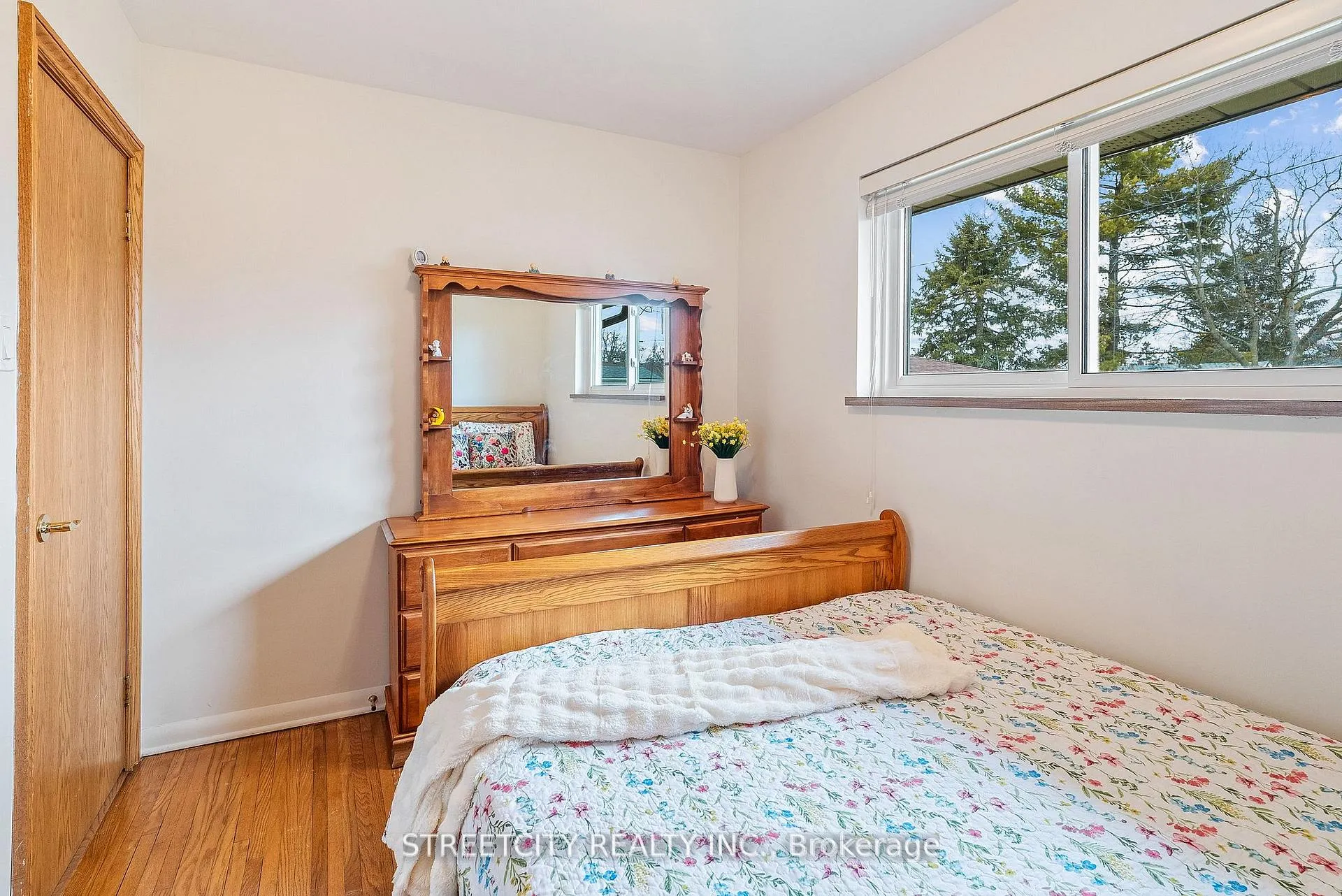 Photo 16 of 306 Burlington Crescent, London, South J — HOMEH