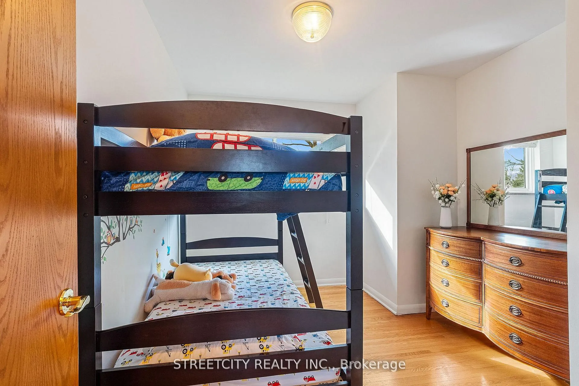 Photo 17 of 306 Burlington Crescent, London, South J — HOMEH