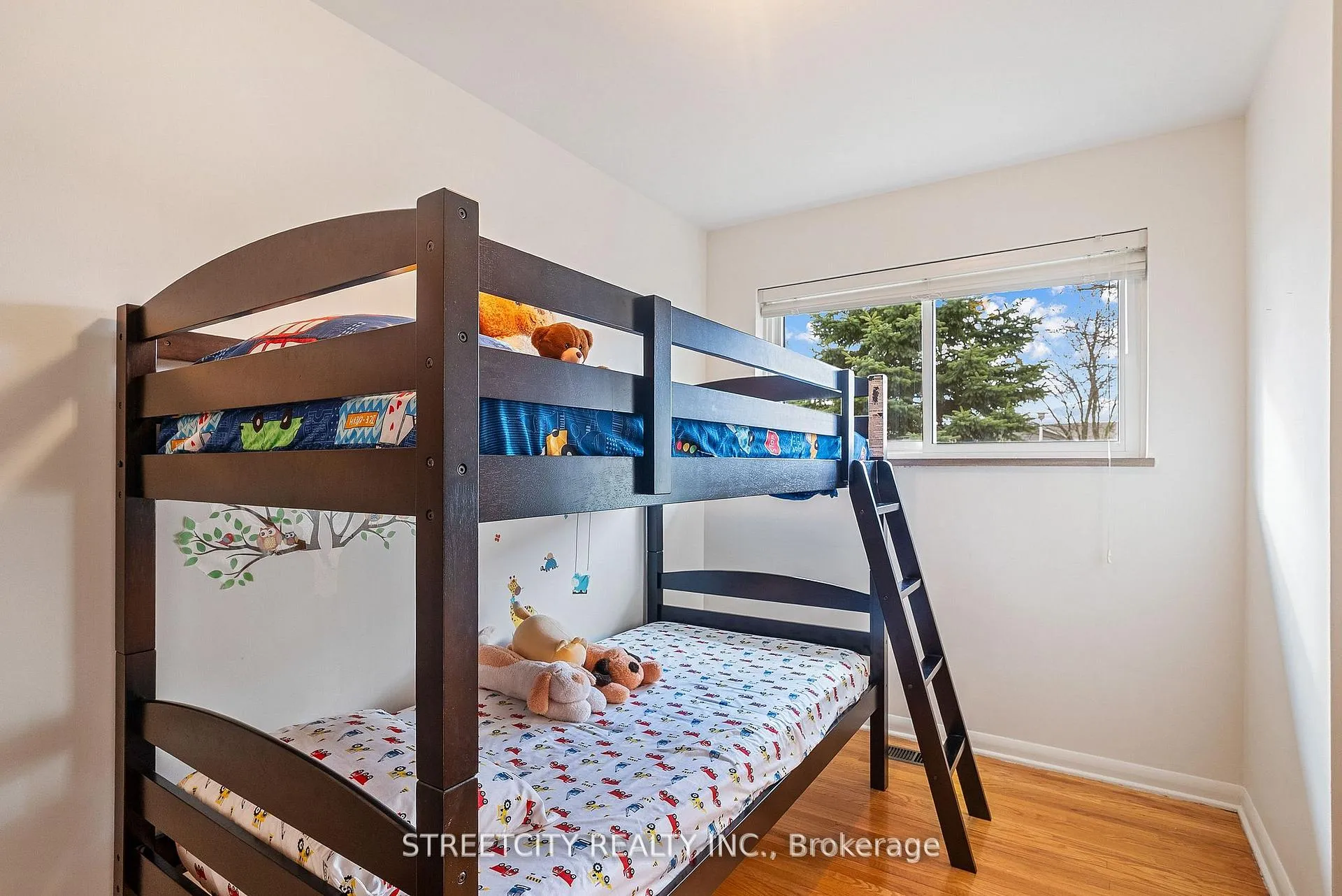 Photo 18 of 306 Burlington Crescent, London, South J — HOMEH