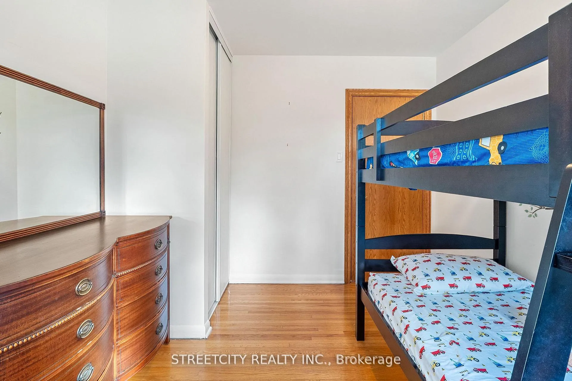 Photo 19 of 306 Burlington Crescent, London, South J — HOMEH
