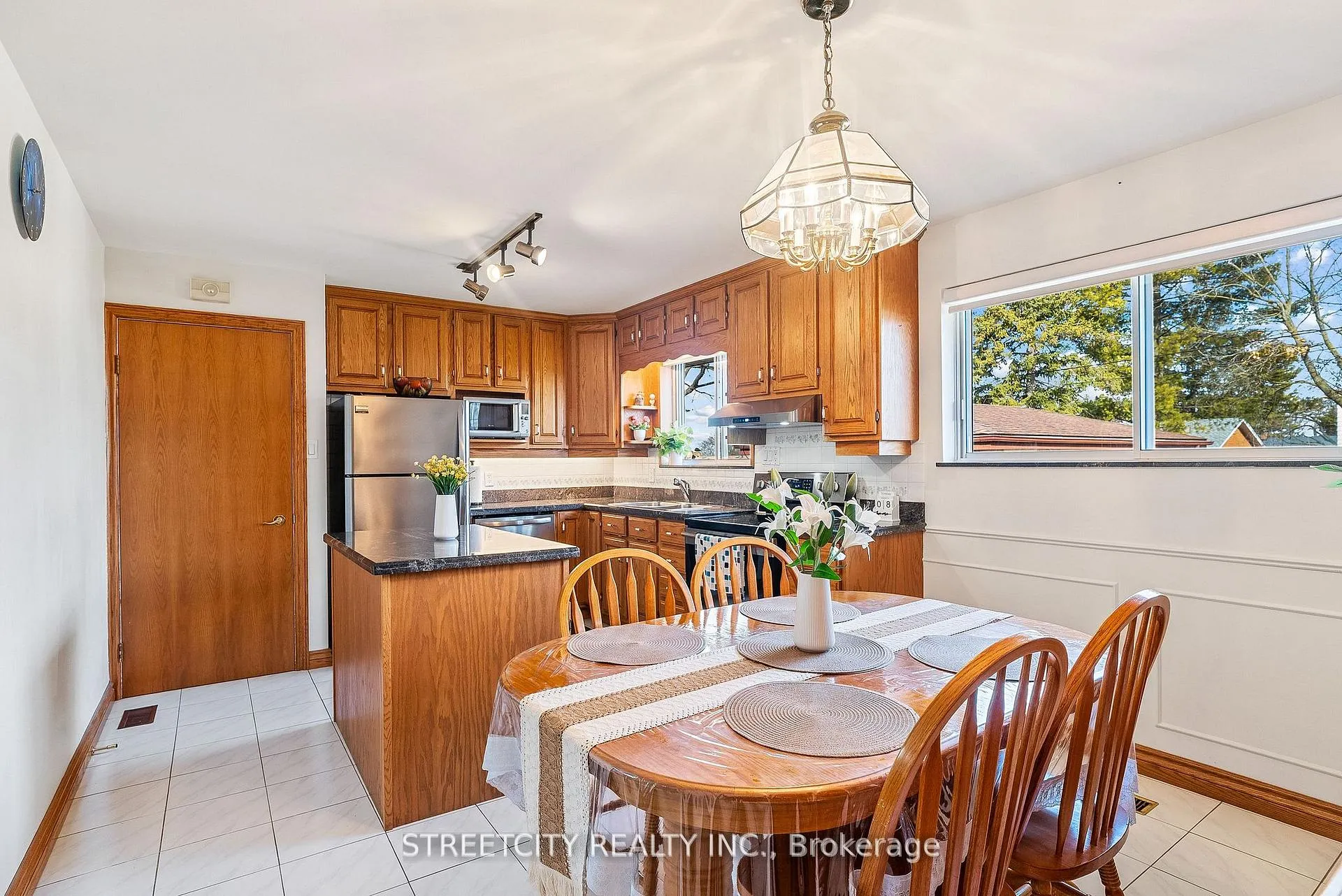 Photo 20 of 306 Burlington Crescent, London, South J — HOMEH