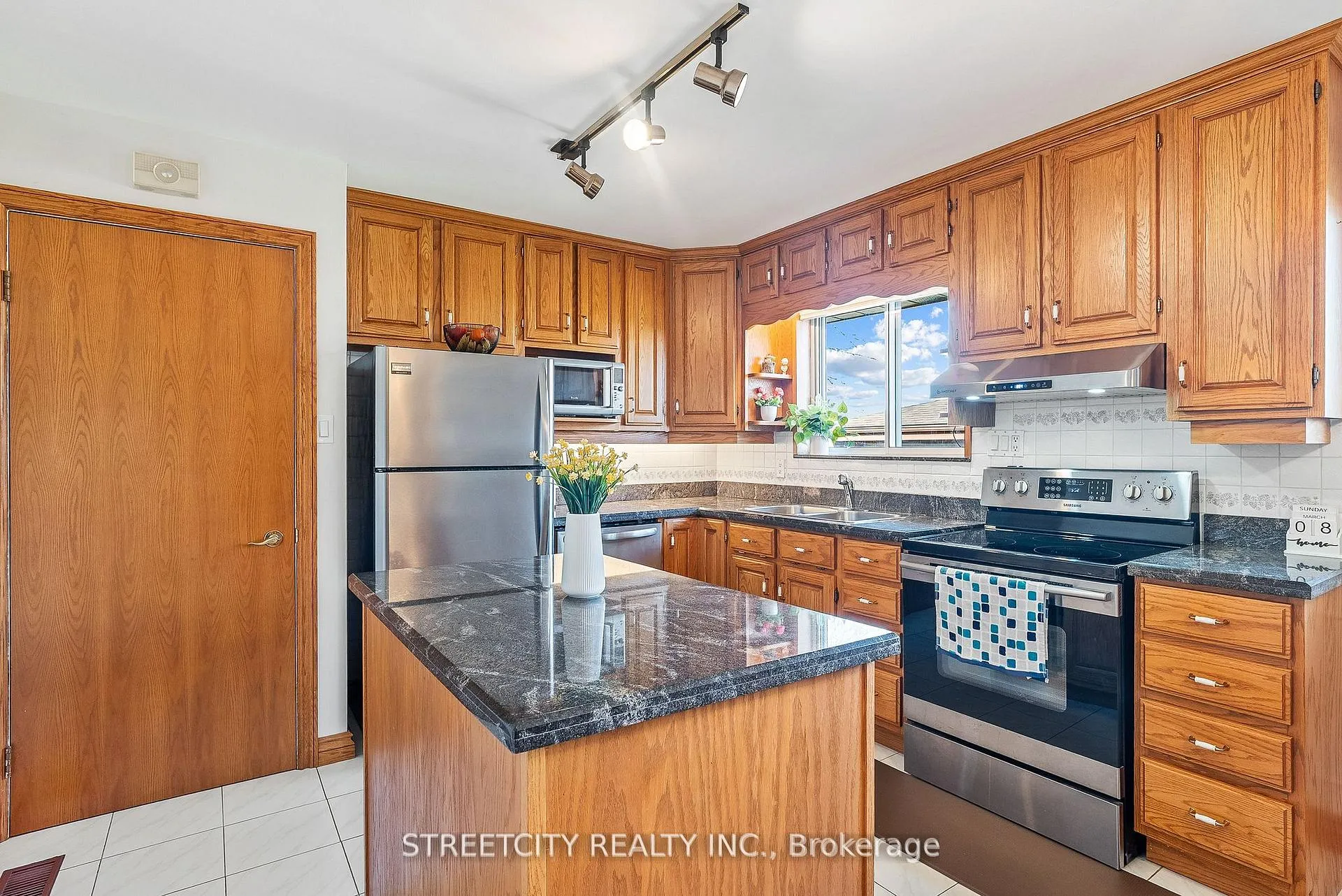 Photo 21 of 306 Burlington Crescent, London, South J — HOMEH