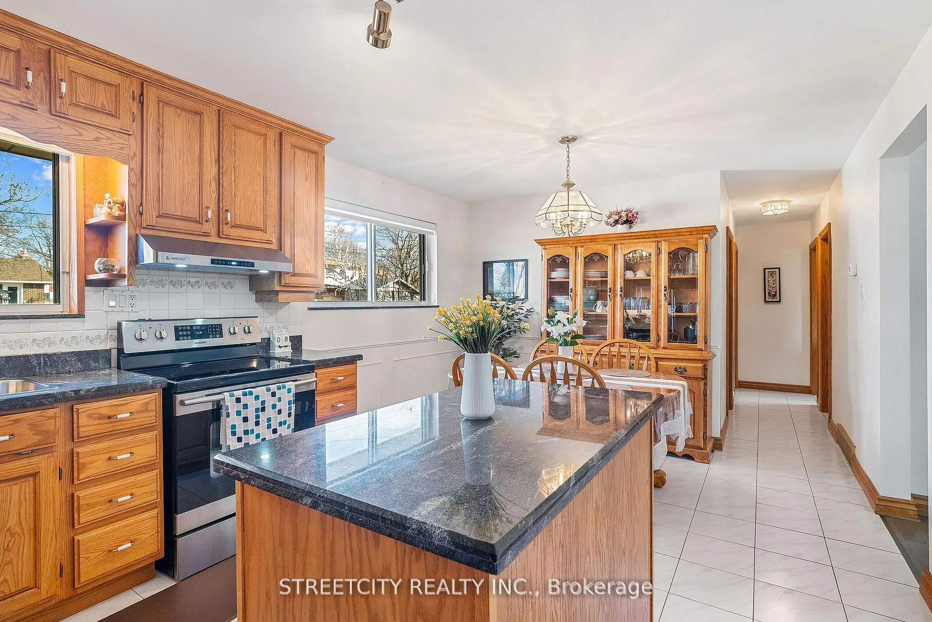 Photo 23 of 306 Burlington Crescent, London, South J — HOMEH