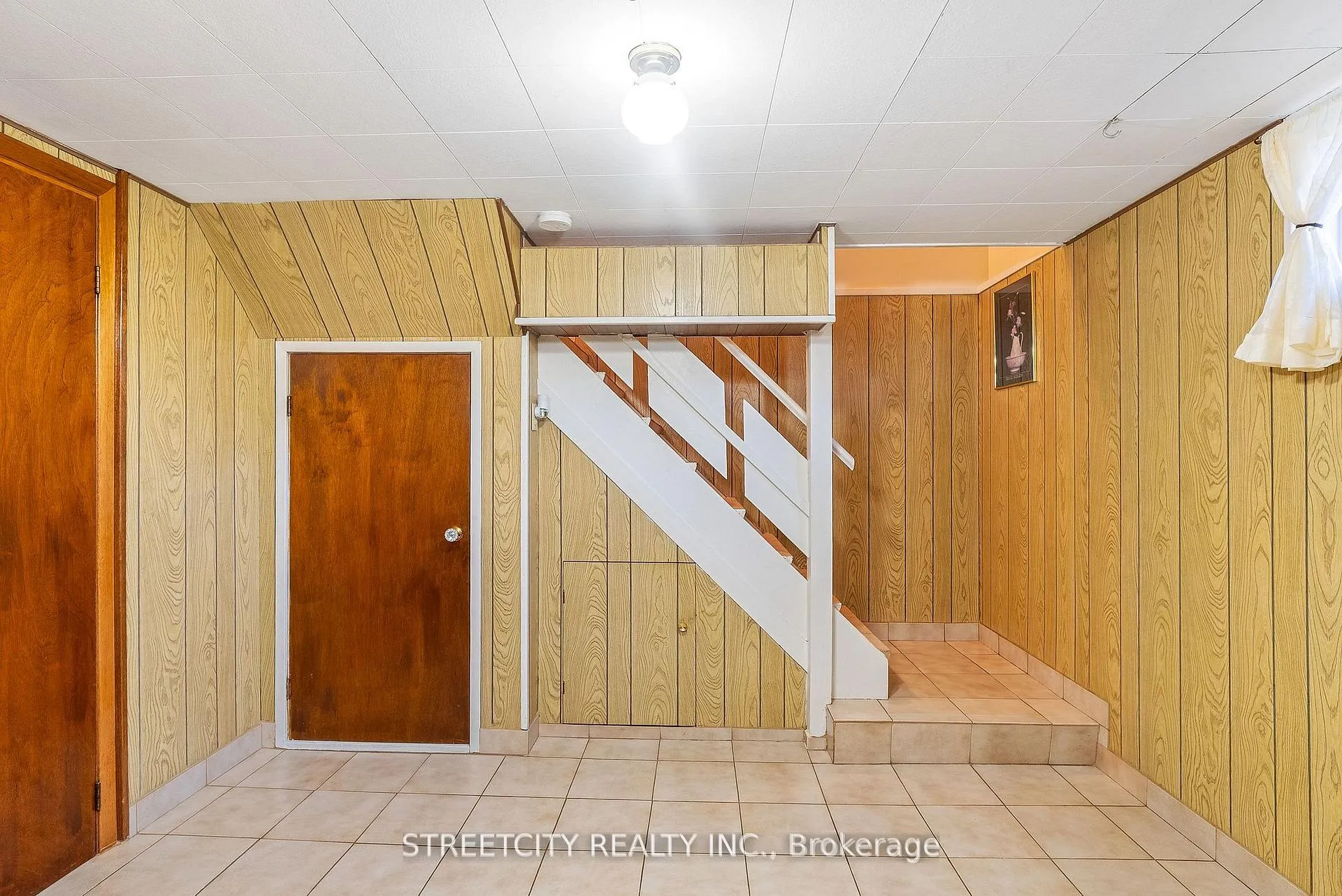 Photo 26 of 306 Burlington Crescent, London, South J — HOMEH