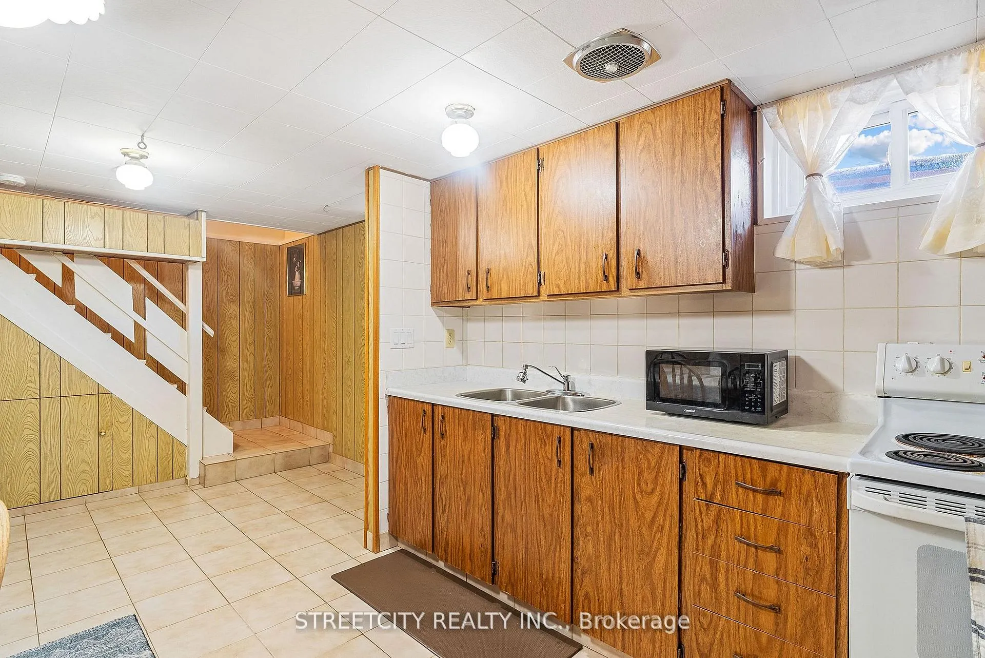 Photo 27 of 306 Burlington Crescent, London, South J — HOMEH