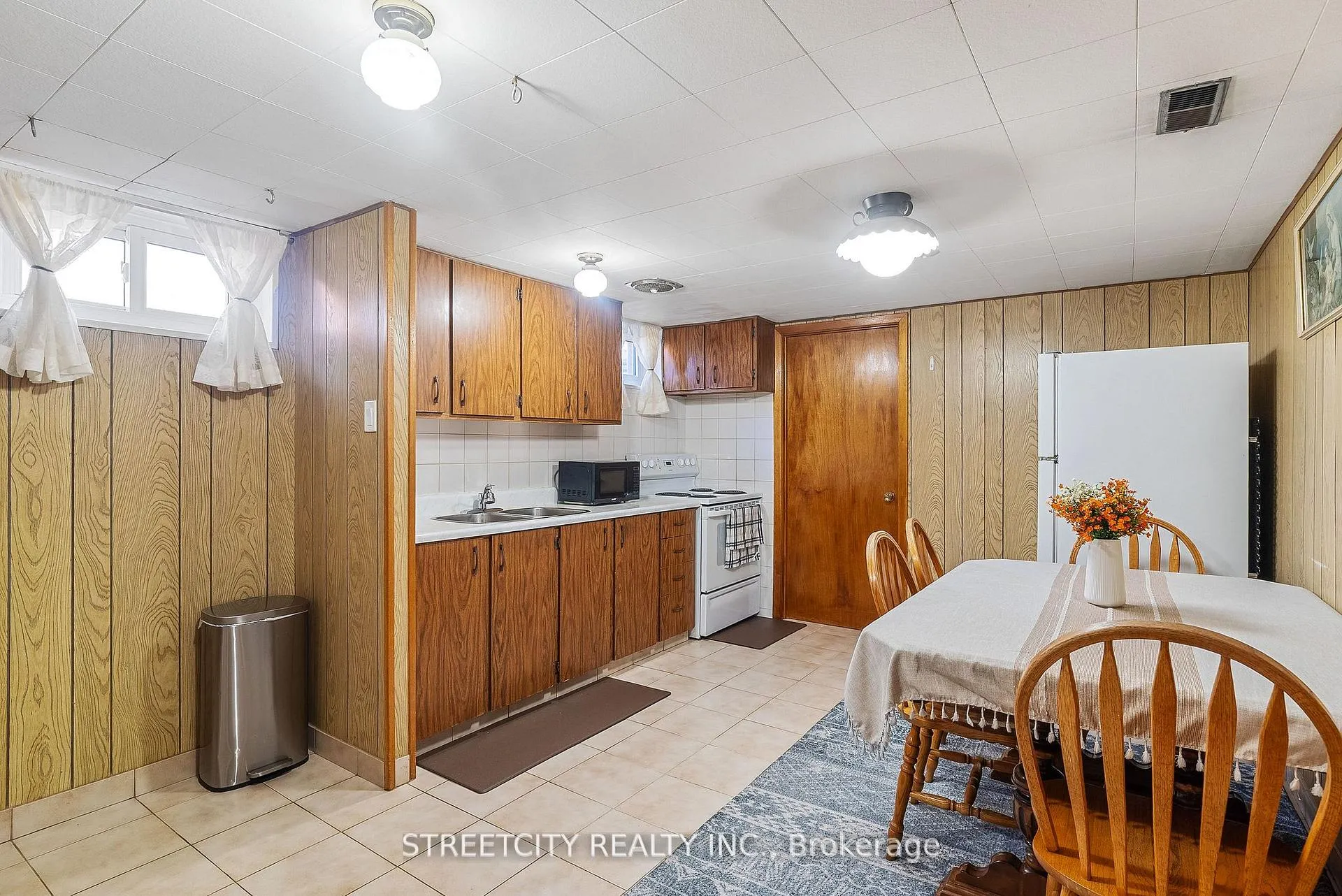 Photo 28 of 306 Burlington Crescent, London, South J — HOMEH