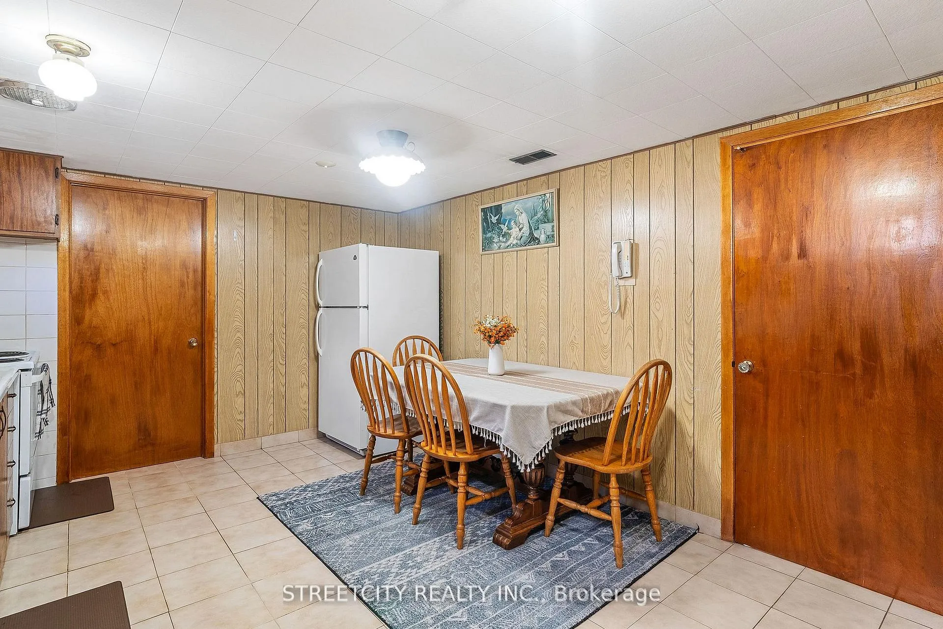 Photo 29 of 306 Burlington Crescent, London, South J — HOMEH
