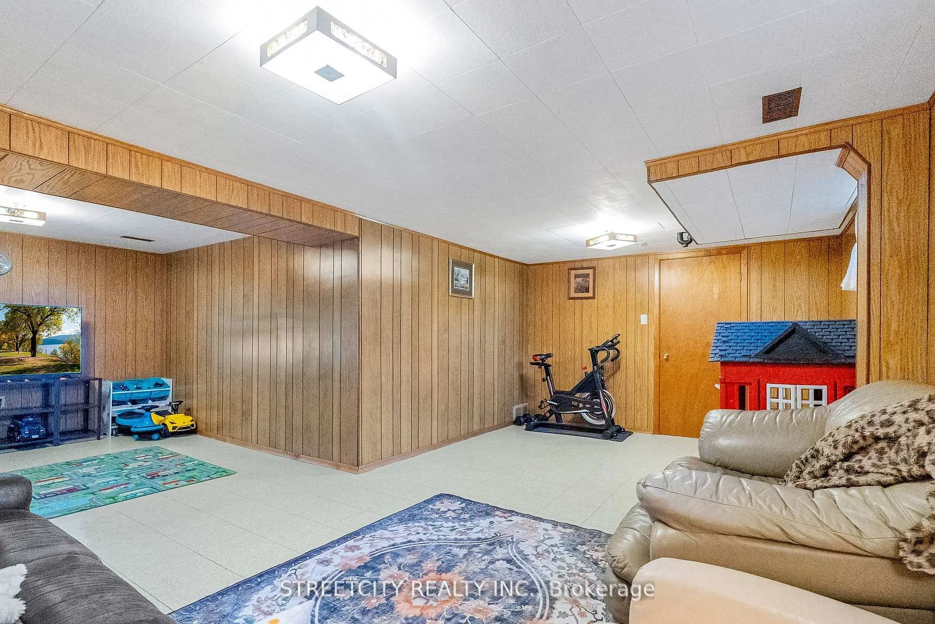Photo 30 of 306 Burlington Crescent, London, South J — HOMEH