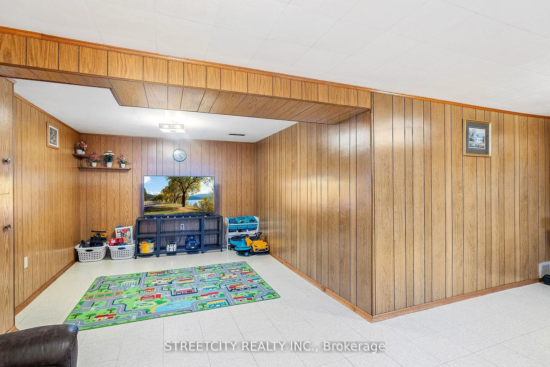 Photo 31 of 306 Burlington Crescent, London, South J — HOMEH