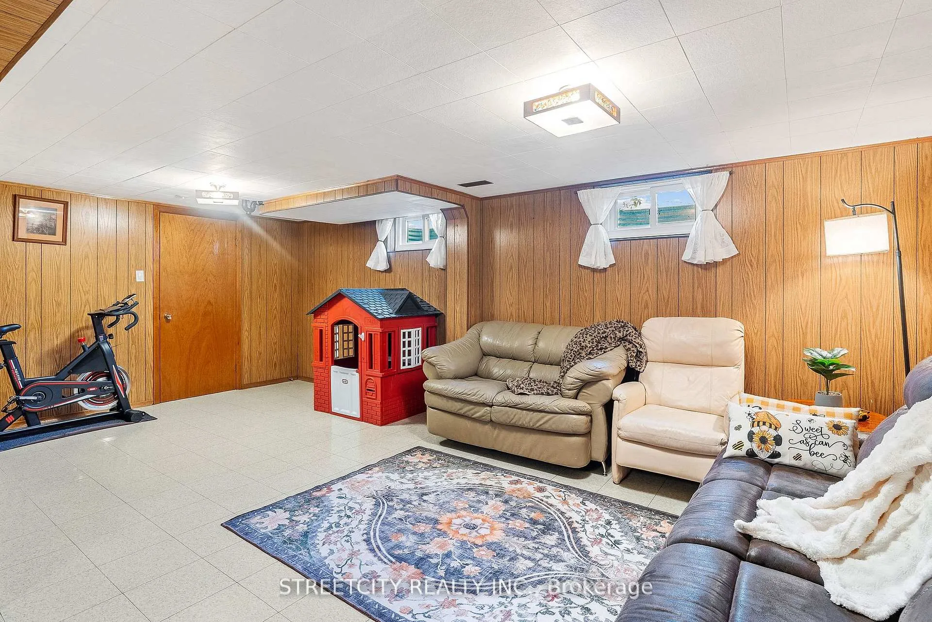 Photo 33 of 306 Burlington Crescent, London, South J — HOMEH