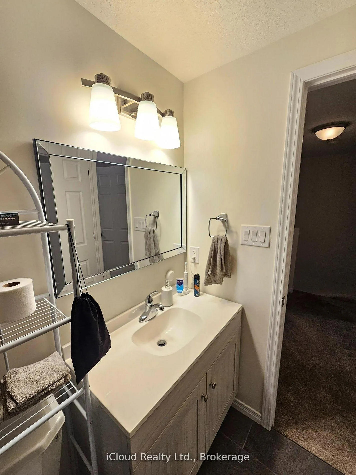 Photo 23 of 458 Misty Crescent, Kitchener — HOMEH