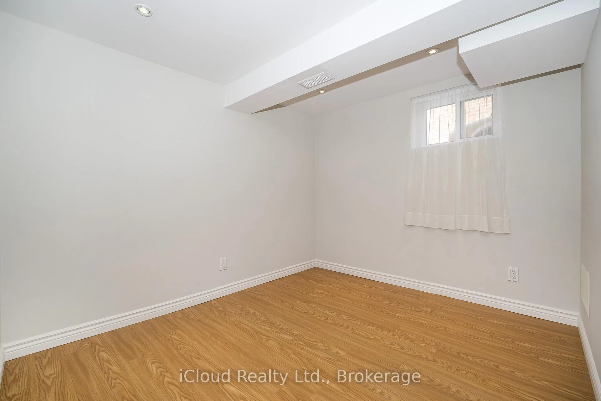 Photo 23 of 127 Silverhill Drive, Etobicoke, Islington-City Centre West — HOMEH