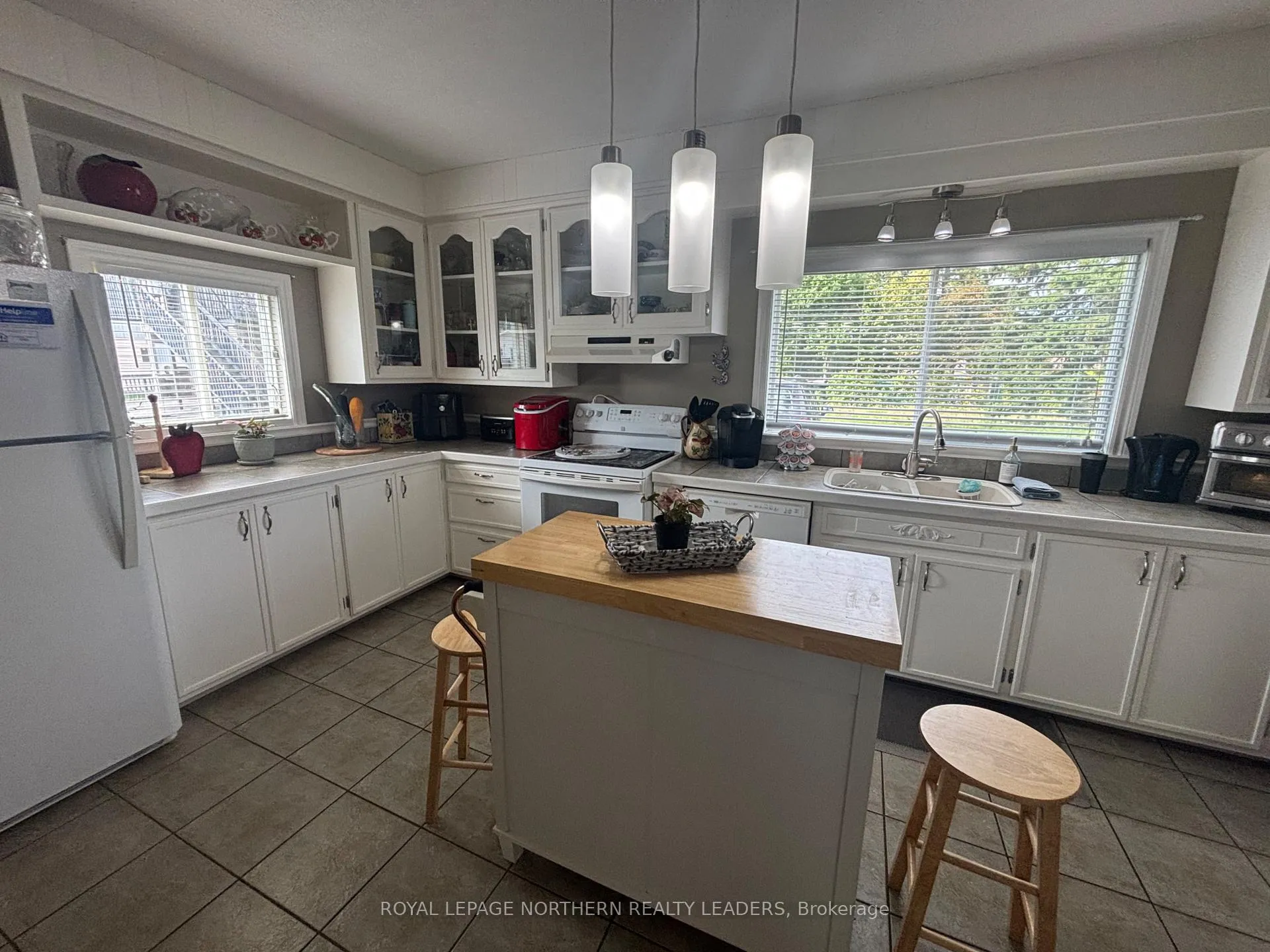 Photo 4 of 411 Tenth Avenue, Cochrane — HOMEH