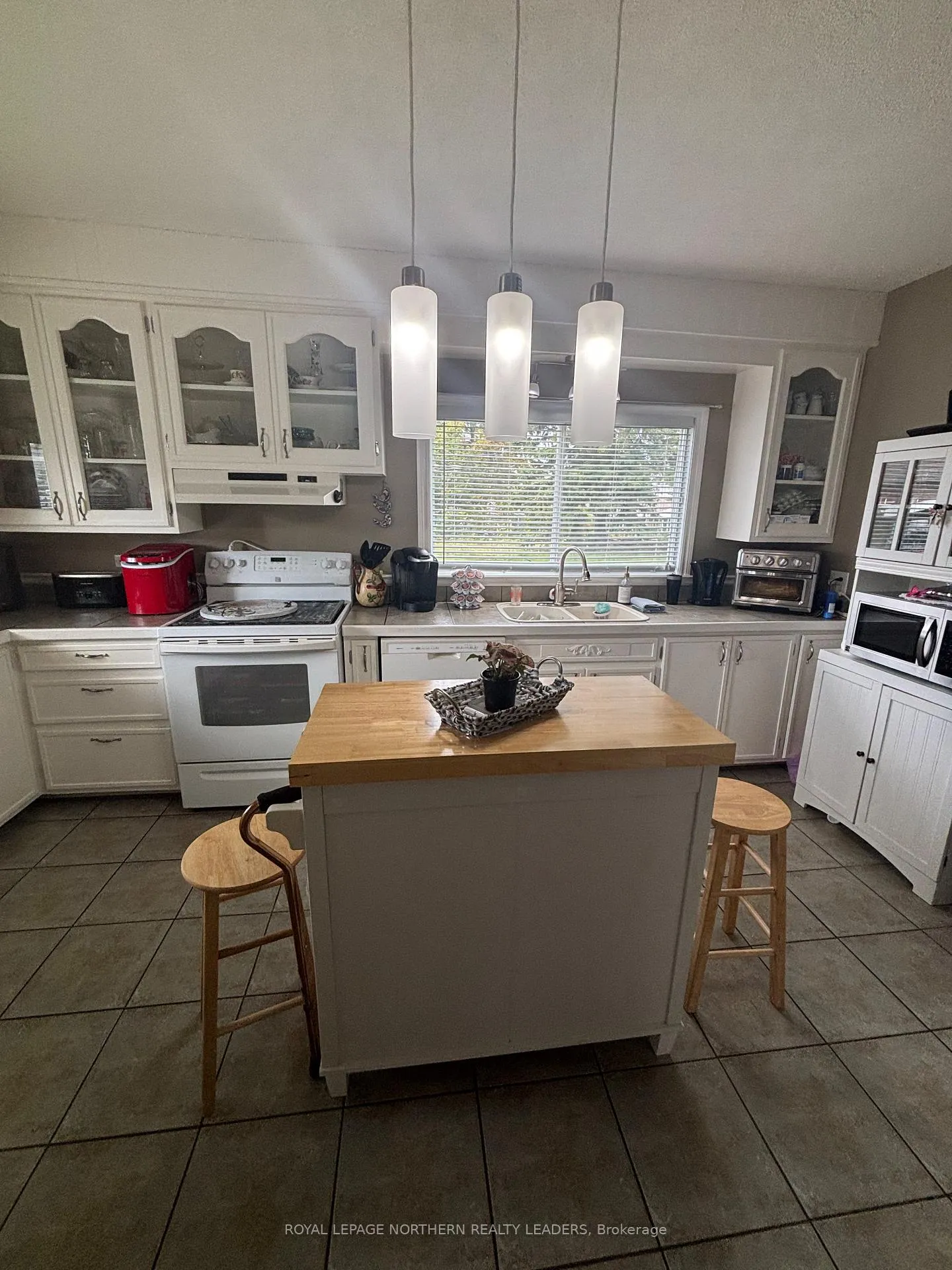 Photo 5 of 411 Tenth Avenue, Cochrane — HOMEH