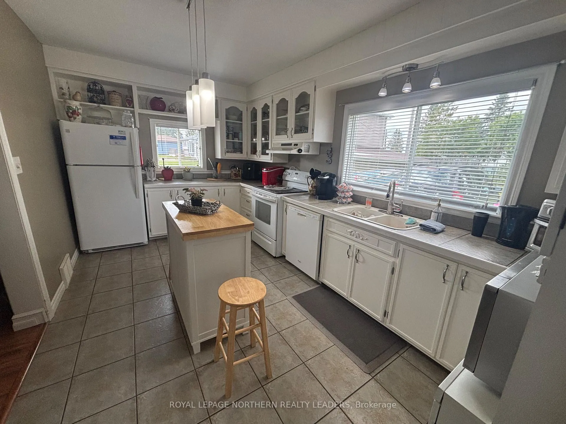Photo 6 of 411 Tenth Avenue, Cochrane — HOMEH