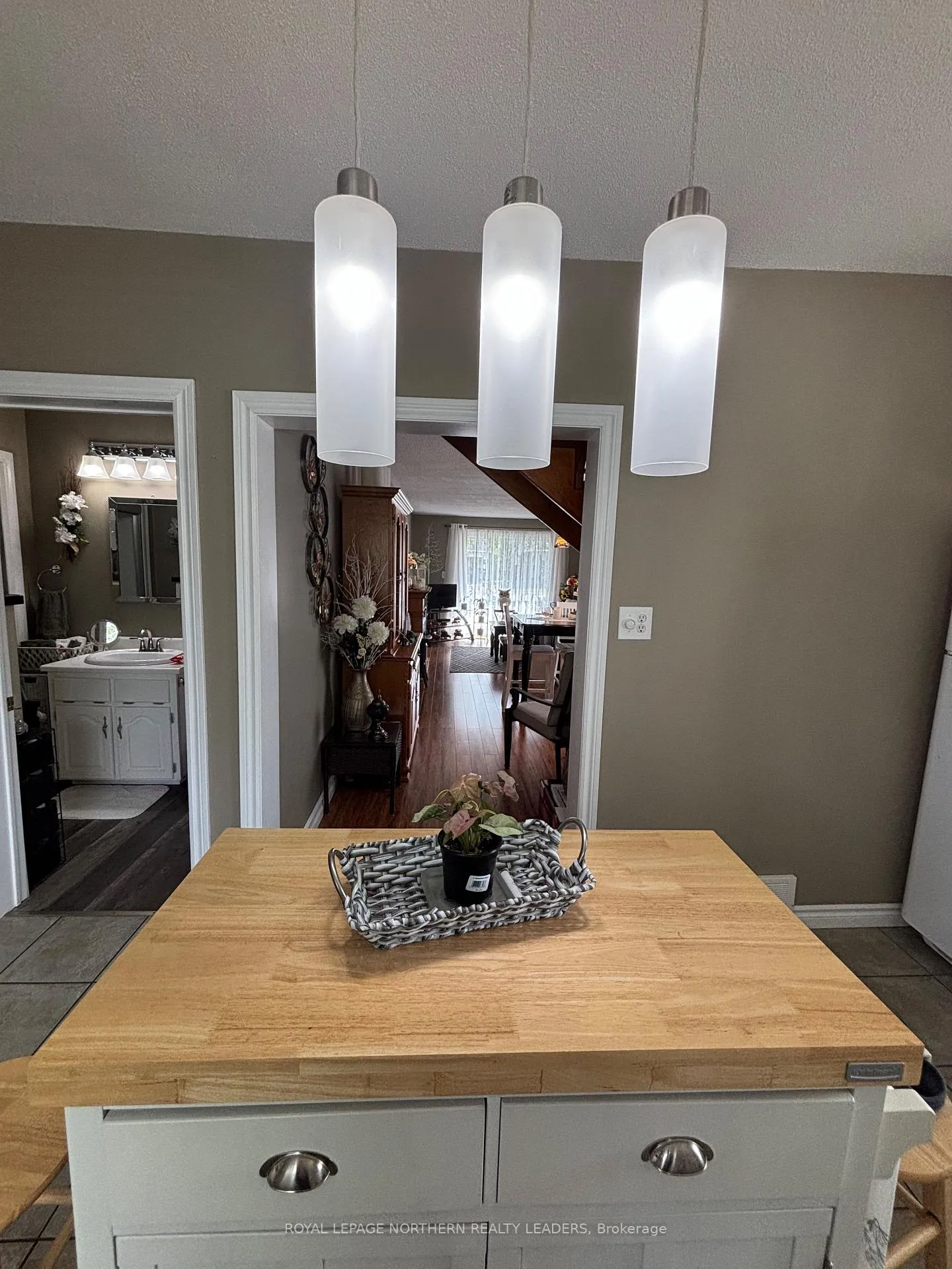 Photo 7 of 411 Tenth Avenue, Cochrane — HOMEH