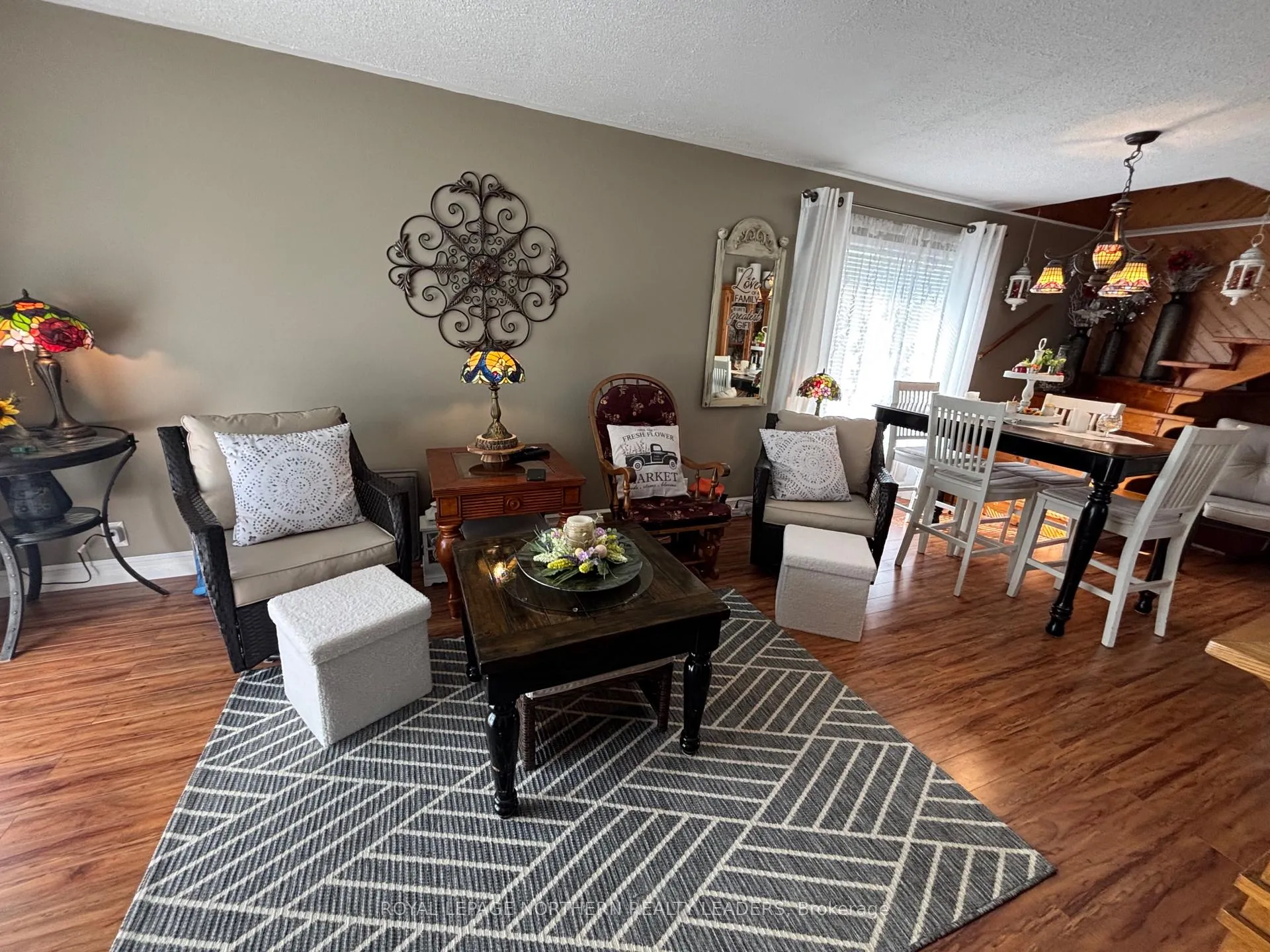Photo 10 of 411 Tenth Avenue, Cochrane — HOMEH