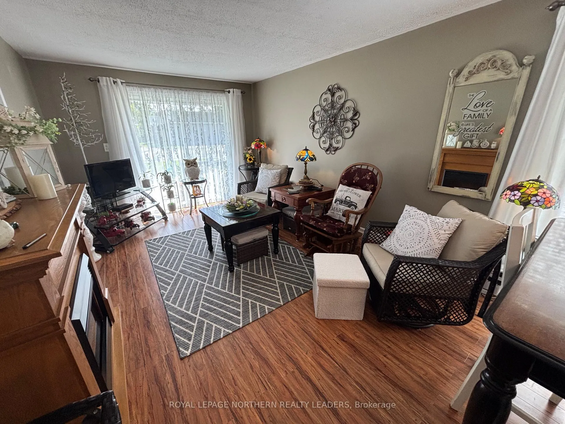 Photo 12 of 411 Tenth Avenue, Cochrane — HOMEH