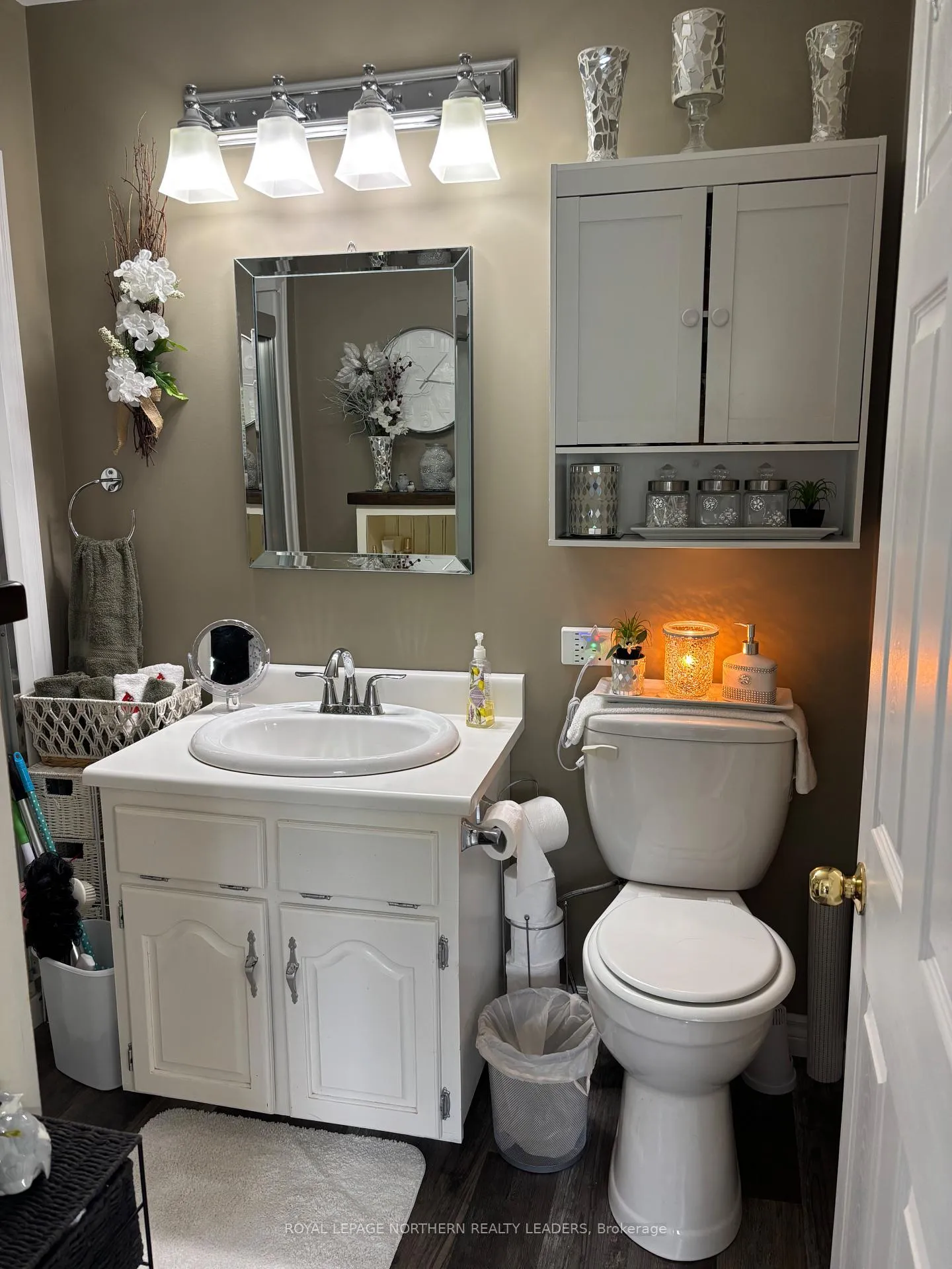 Photo 17 of 411 Tenth Avenue, Cochrane — HOMEH