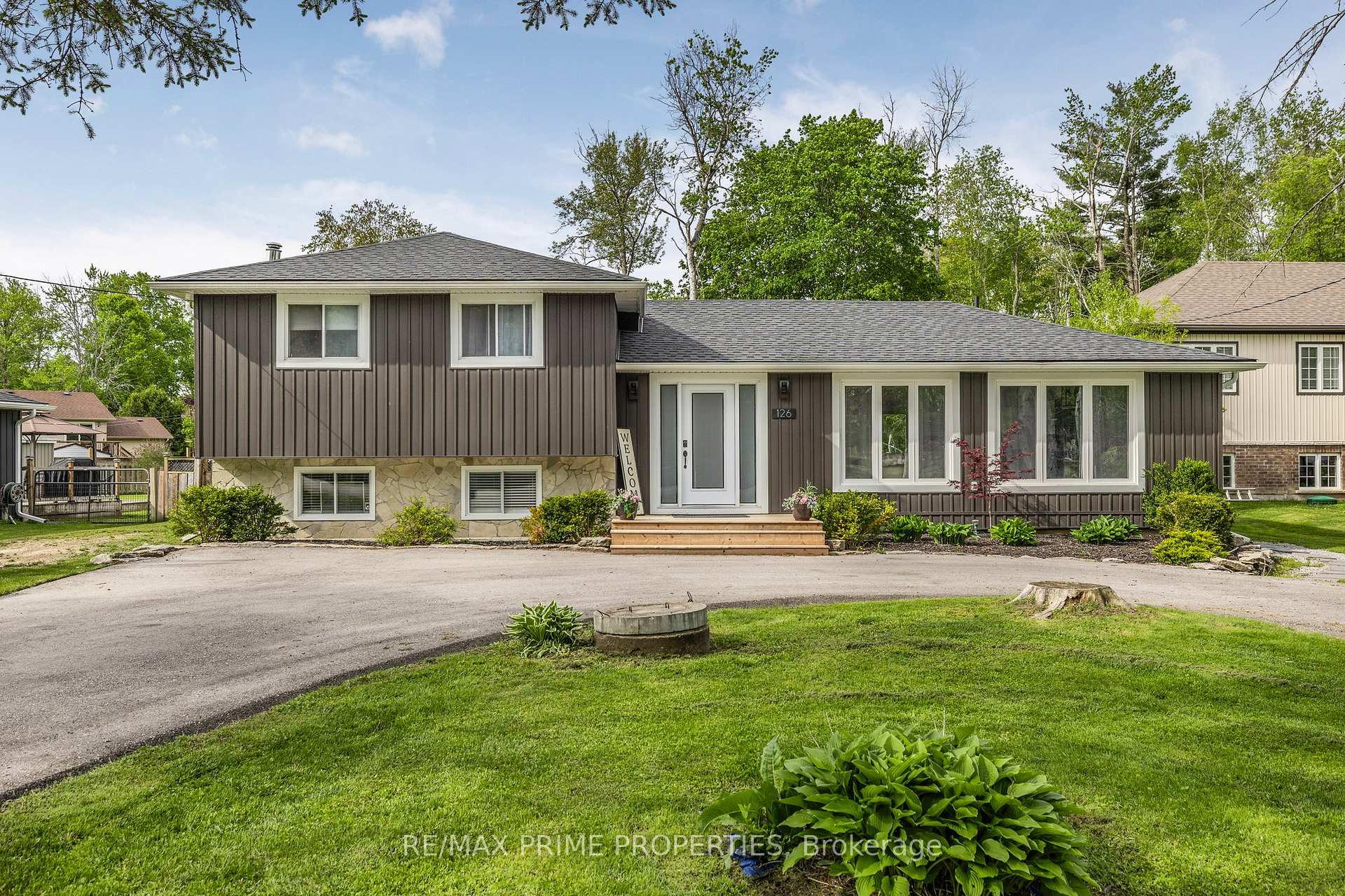 Photo 2 of 126 Pinecrest Road, Georgina, Pefferlaw — HOMEH