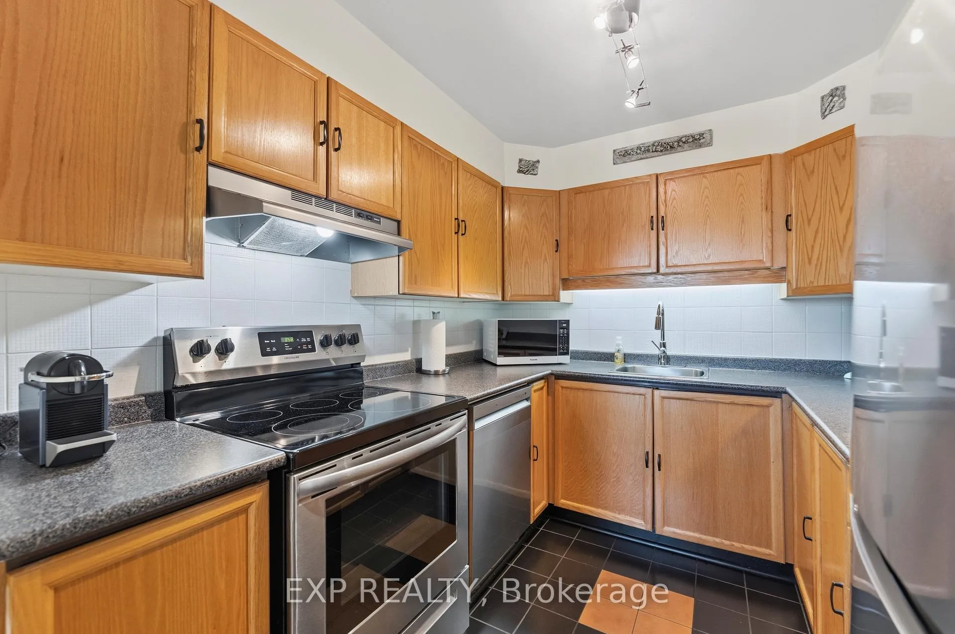Photo 14 of Unit 7, 2 Stonebank Crescent, Ottawa, Westcliffe Estates — HOMEH