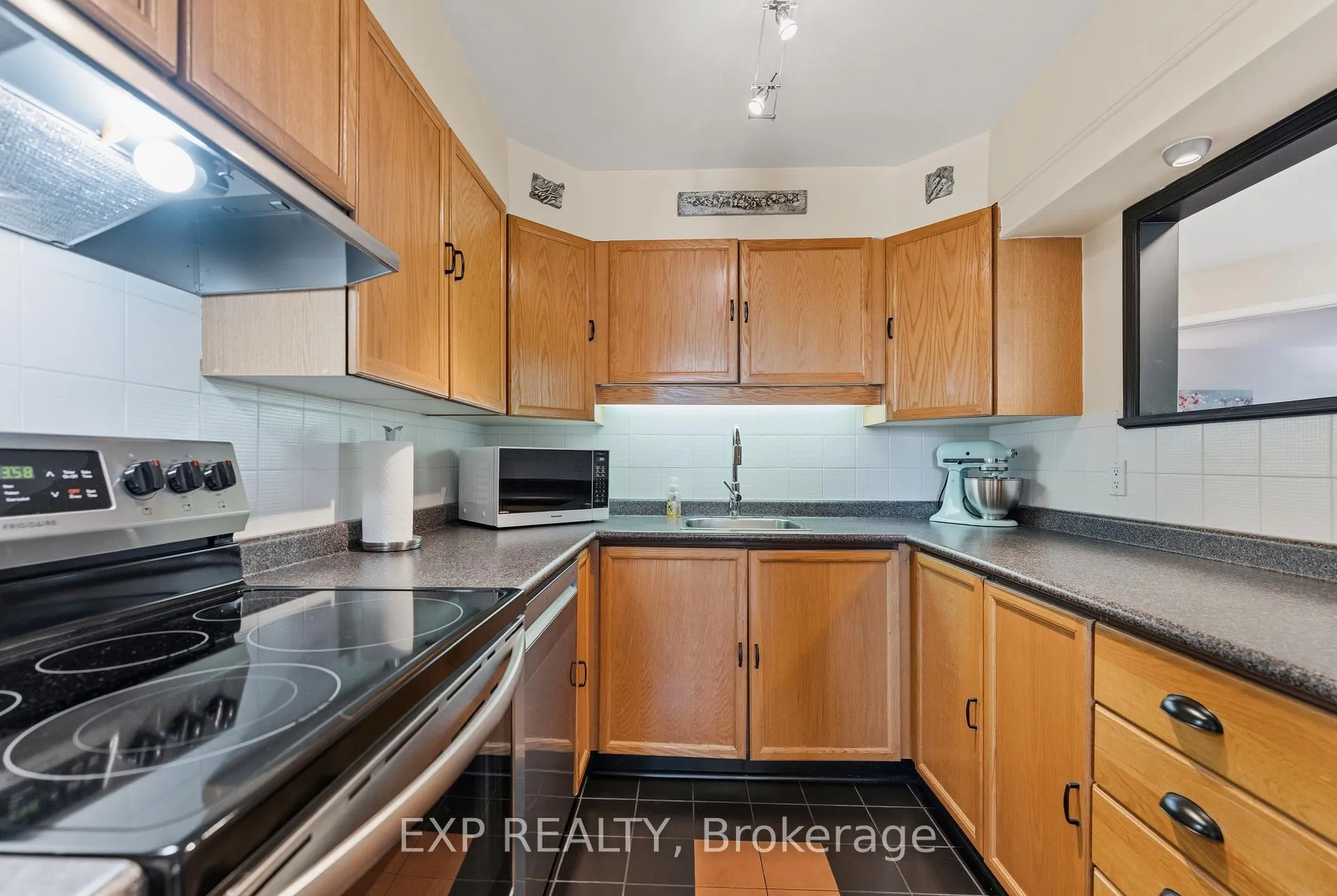 Photo 15 of Unit 7, 2 Stonebank Crescent, Ottawa, Westcliffe Estates — HOMEH